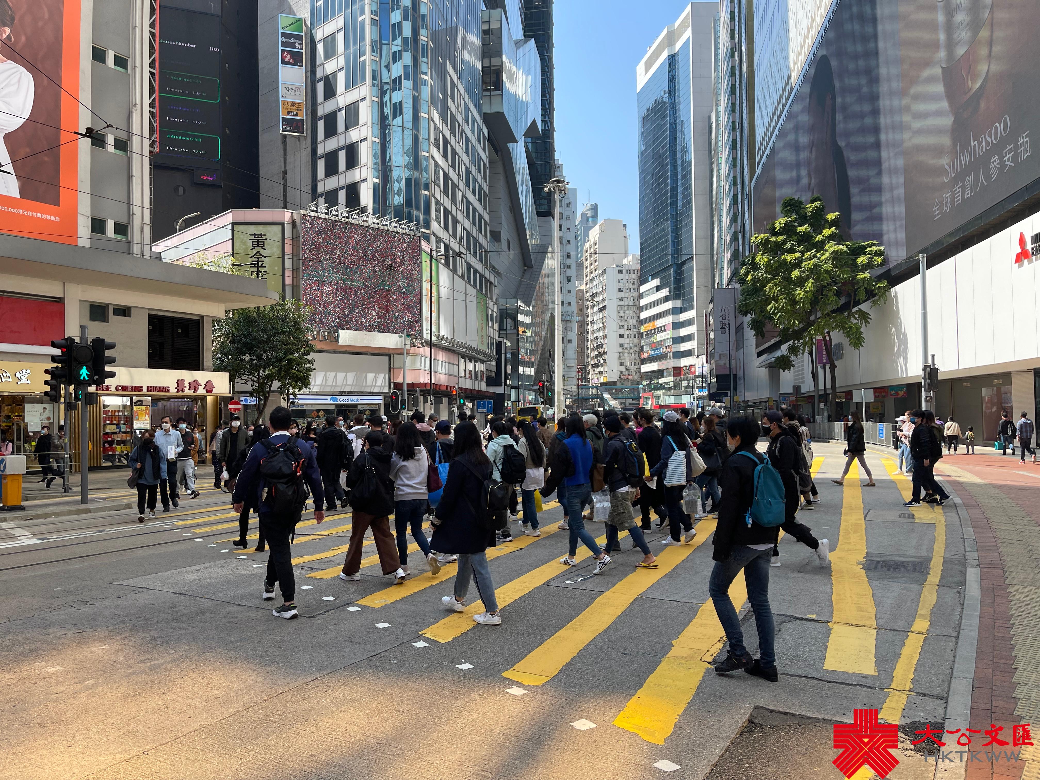 香港第五波疫情持續嚴峻，單日確診個案首次破萬，昨日再多10010宗確診個案，連同初確在內的呈報個案近2.2萬宗。今日（26日），大量市民仍外出，銅鑼灣街頭人流不減。（大公文匯全媒體記者攝）