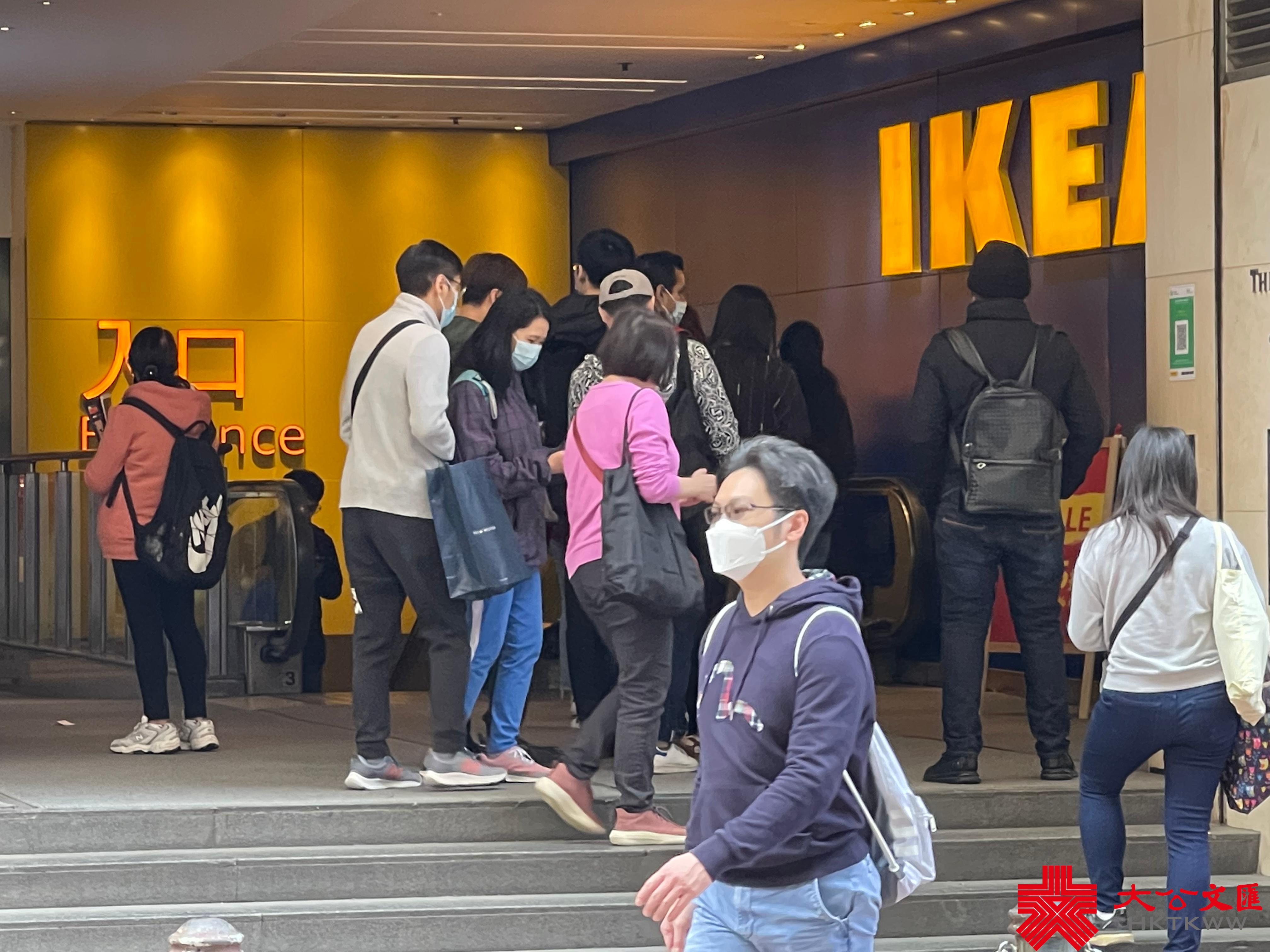 香港第五波疫情持續嚴峻，單日確診個案首次破萬，昨日再多10010宗確診個案，連同初確在內的呈報個案近2.2萬宗。今日（26日），大量市民仍外出，銅鑼灣街頭人流不減。（大公文匯全媒體記者攝）