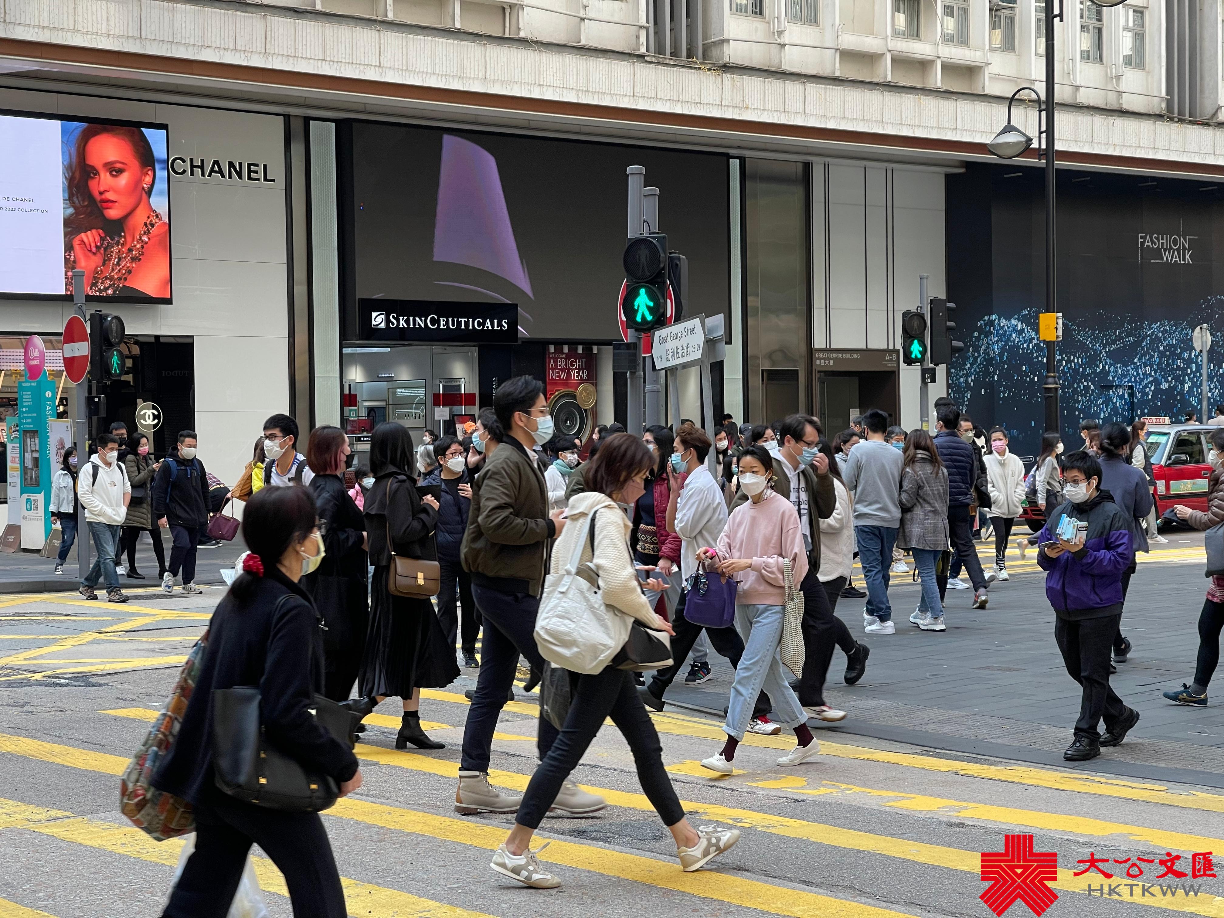 香港第五波疫情持續嚴峻，單日確診個案首次破萬，昨日再多10010宗確診個案，連同初確在內的呈報個案近2.2萬宗。今日（26日），大量市民仍外出，銅鑼灣街頭人流不減。（大公文匯全媒體記者攝）