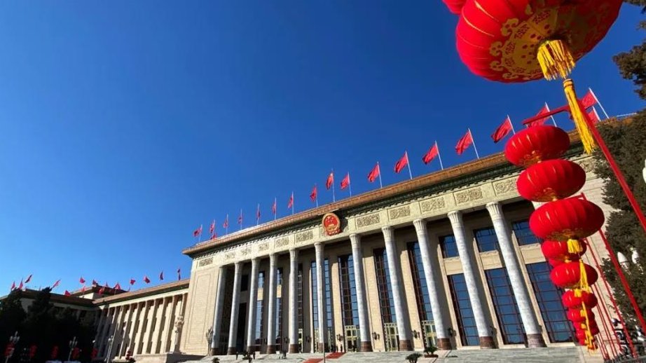 三月初的北京，春風和煦，晴空萬里。人民大會堂前，鮮艷的五星紅旗迎風招展，全國政協十三屆五次會議今日開幕，中國進入了「兩會」時間。