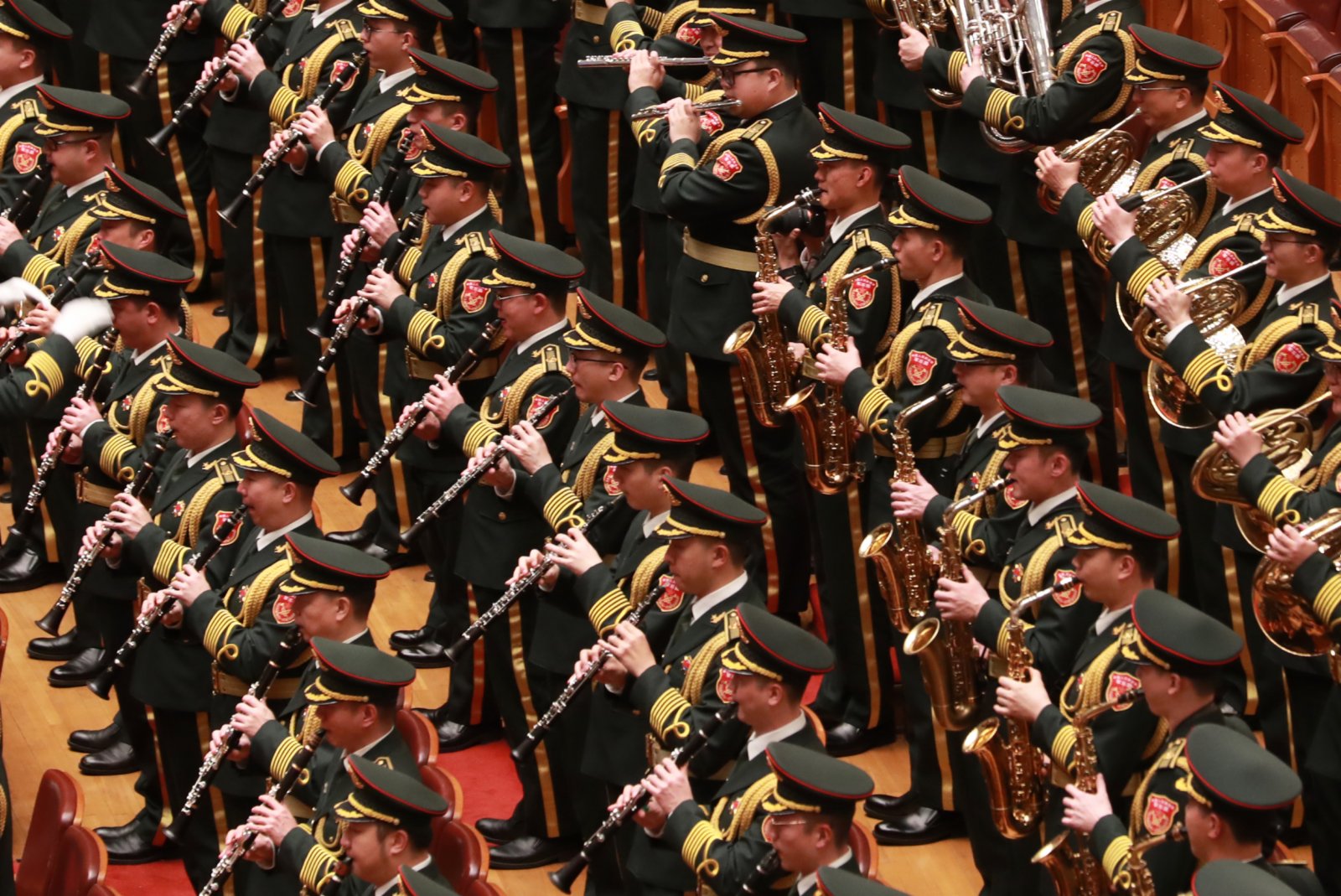 3月5日，第十三屆全國人民代表大會第五次會議在北京人民大會堂開幕。這是軍樂團在演奏。新華社