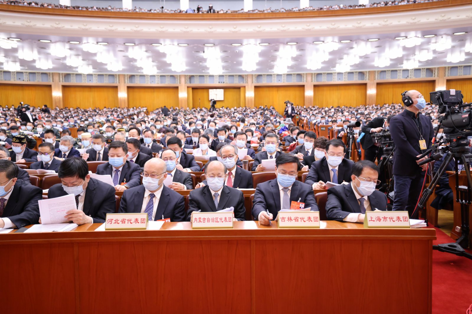 3月5日，第十三屆全國人民代表大會第五次會議在北京人民大會堂開幕。這是代表們在認真聽會。新華社