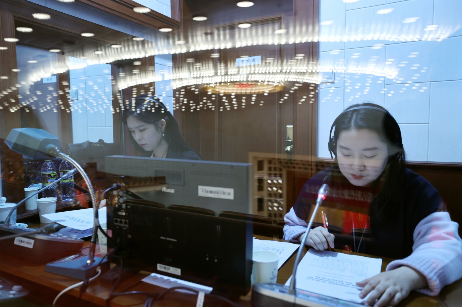 3月5日，第十三屆全國人民代表大會第五次會議在北京人民大會堂開幕。這是工作人員在現場進行少數民族語言同聲傳譯。新華社