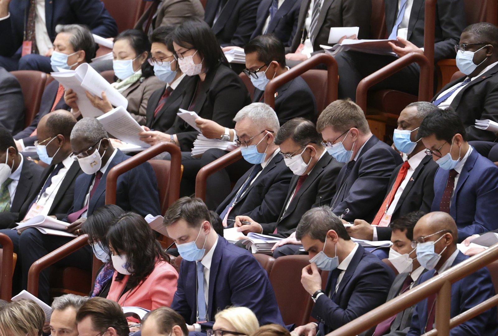 

3月5日，第十三屆全國人民代表大會第五次會議在北京人民大會堂開幕。這是外國駐華使節旁聽大會。新華社
