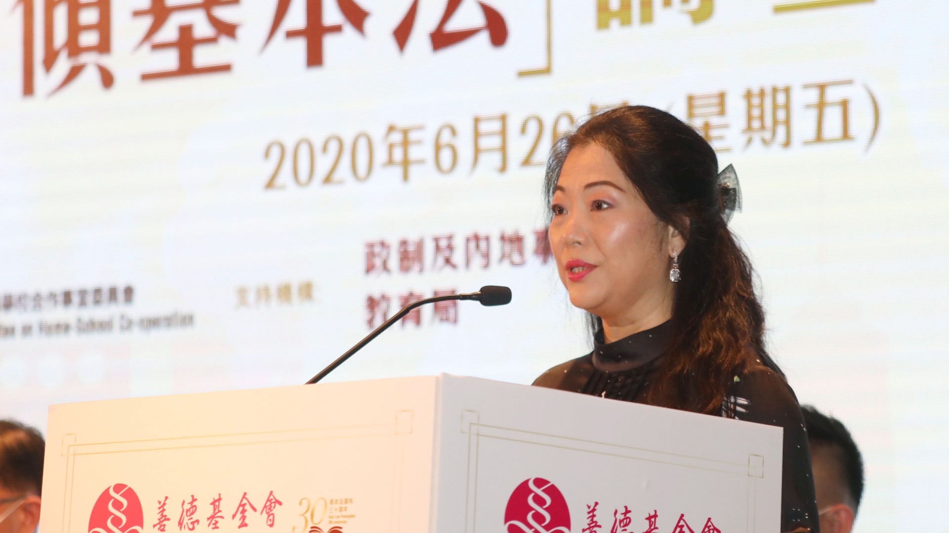 港區全國政協委員、香港善德基金會主席董吳玲玲表示，非常認同中華兒女大團結，大家要擰成一股繩，勁往一處使，才可以用合力開創新局面。