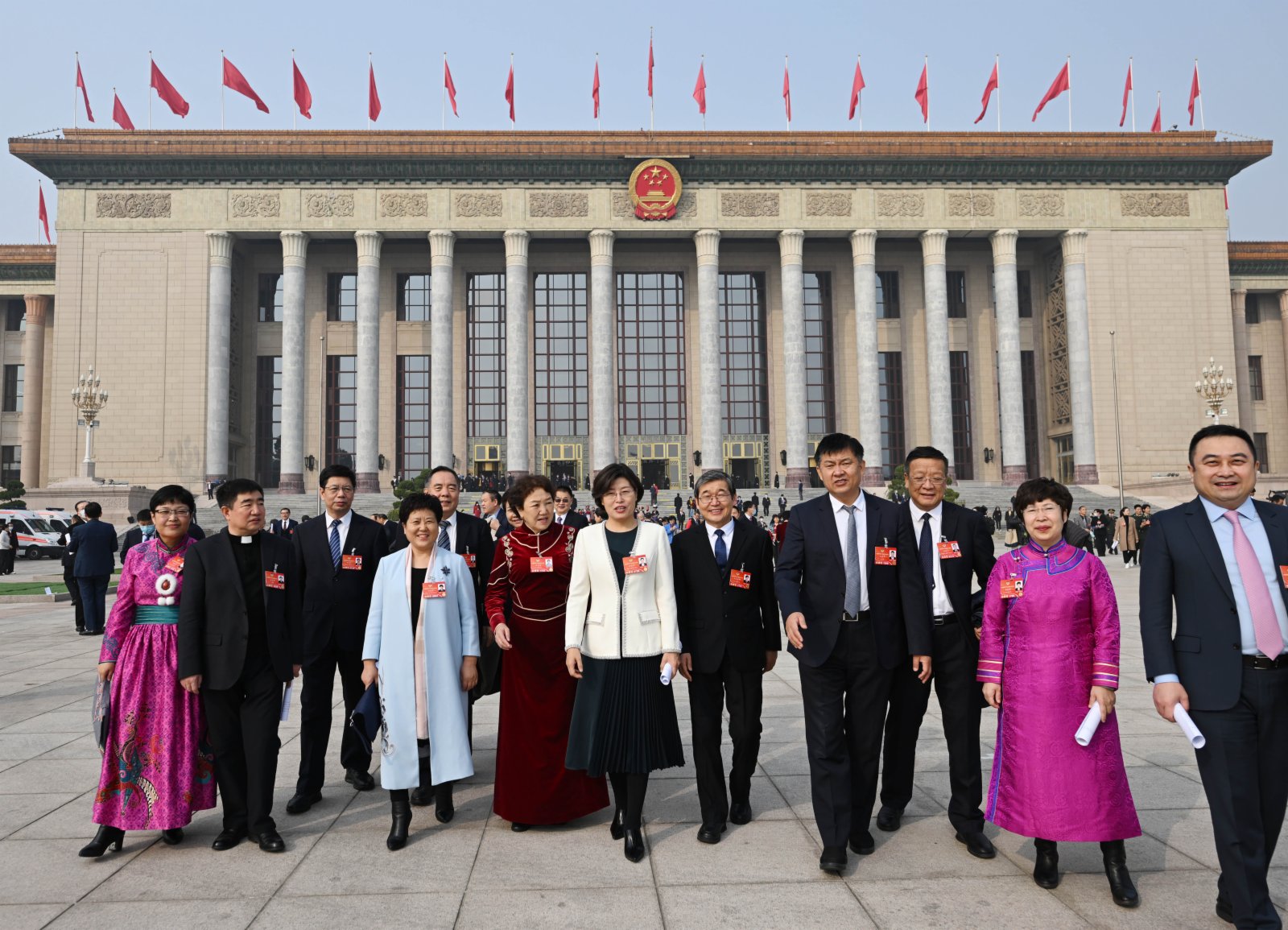 3月10日，中國人民政治協商會議第十三屆全國委員會第五次會議在北京人民大會堂舉行閉幕會。這是閉幕會後，委員們走出人民大會堂(新華社)