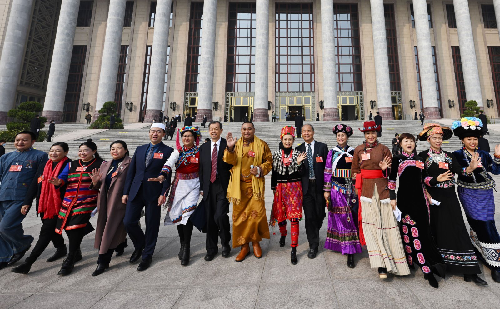 3月10日，中国人民政治协商会议第十三届全国委员会第五次会议在北京人民大会堂举行闭幕会。这是闭幕会后，委员们走出人民大会堂(新華社)