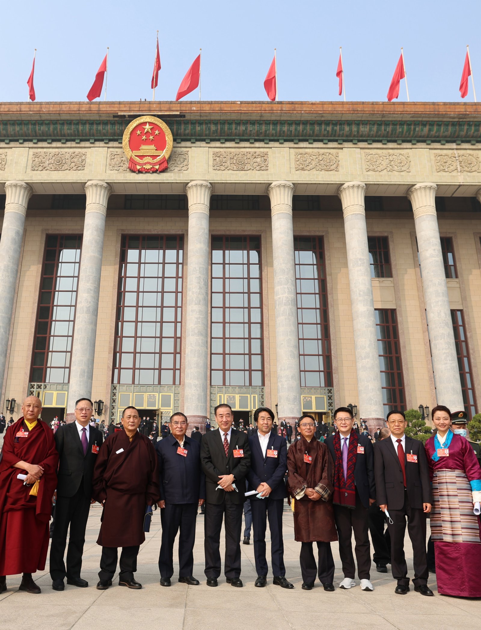 3月10日，中國人民政治協商會議第十三屆全國委員會第五次會議在北京人民大會堂舉行閉幕會。這是閉幕會後，委員們在人民大會堂外合影(新華社)