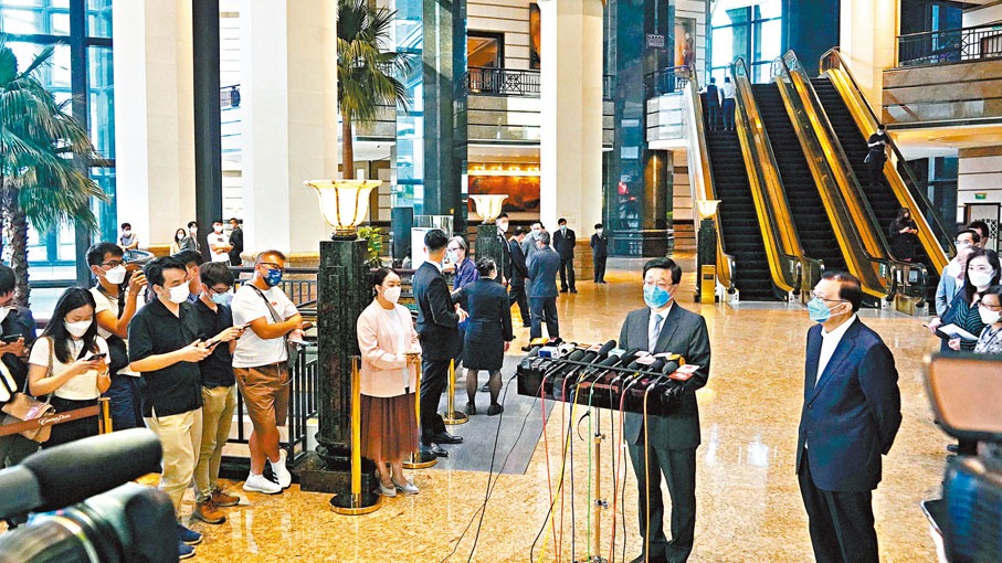 香港特區第六屆行政長官選舉在即，候選人李家超繼續與社會各界交流。李家超昨日與多個外國商會、香港僱主聯合會、中小企業界、紡織與製衣業界、內地港人團體的代表等舉行兩場視頻會議。他會後會見傳媒時表示，與會者都同意要將創科應用於不同的行業和企業活動提升香港競爭力，又表示自己一旦當選，與內地恢復正常通關會是自己首要考慮的工作，目標是移除任何障礙，為香港爭取最多恢復經濟活力的有利條件。他承認受疫情影響，香港在大灣區的發展緩慢，他若當選一定會加緊追回進度，又會待疫情稍緩後派官員到內地和海外宣傳香港的吸引力和實力。他說，很鼓舞地聽到許多商會代表都表示很樂意與香港一起，向世界宣揚香港的優勢和吸引力。