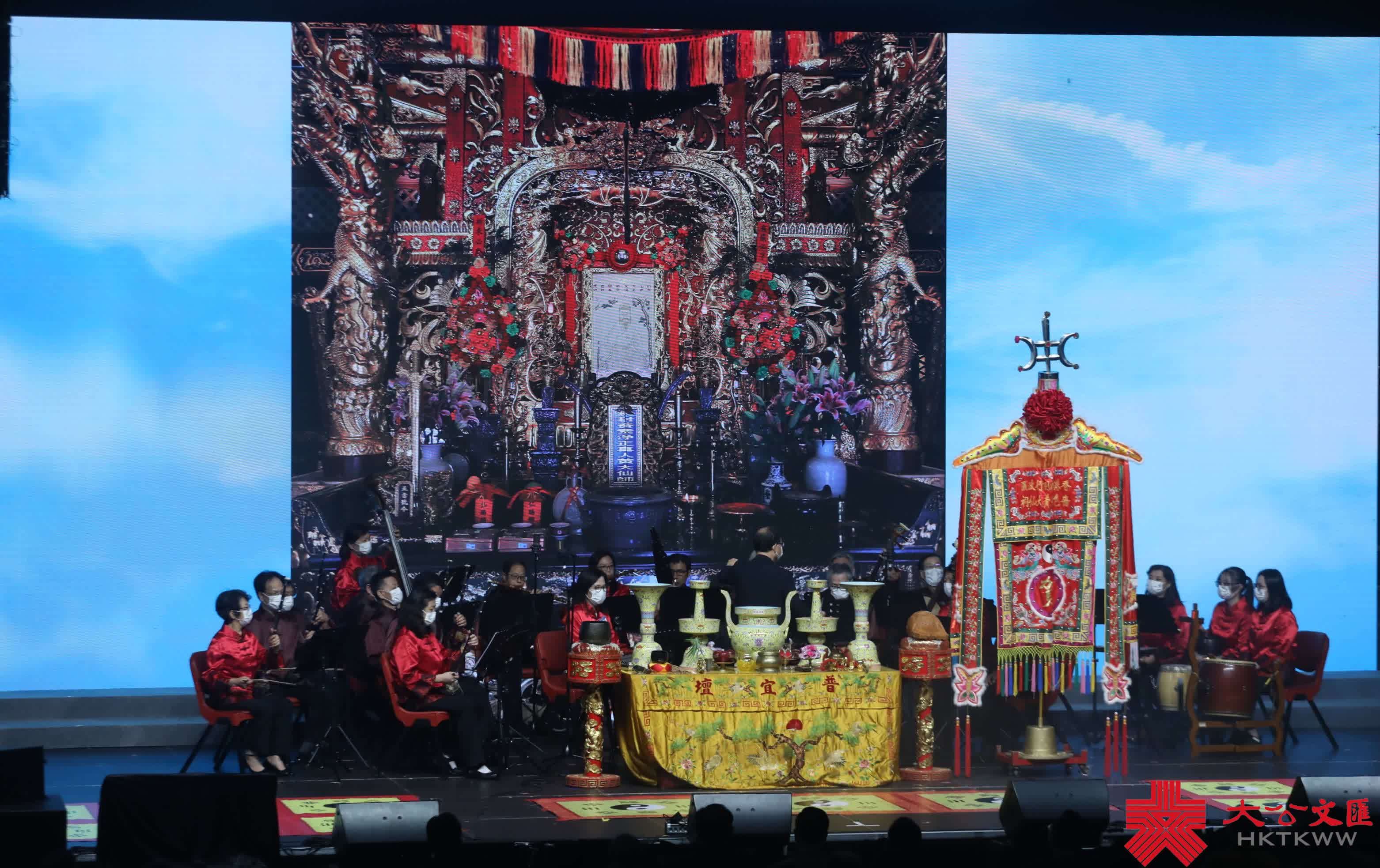 為慶祝中華人民共和國成立73周年、香港回歸祖國25周年、第6屆特區政府官員就職圓滿、香港道教聯合會創會55周年，「讚頌和諧」宗教音樂會今晚（27日）於旺角麥花臣場館舉行。（大公文匯網記者陳大文 攝）