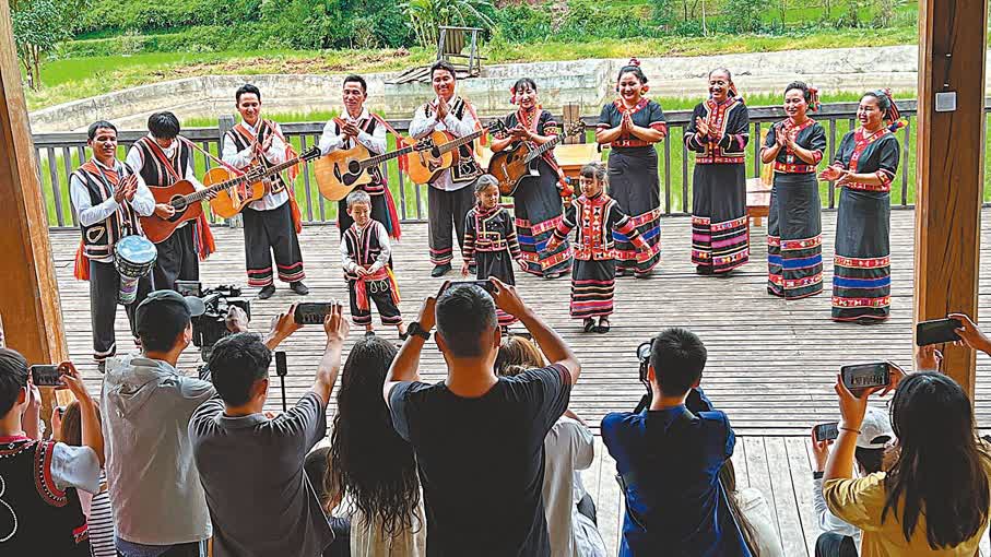拉祜族「百靈鳥」李娜倮：讓村民唱着歌跳着舞脫了貧