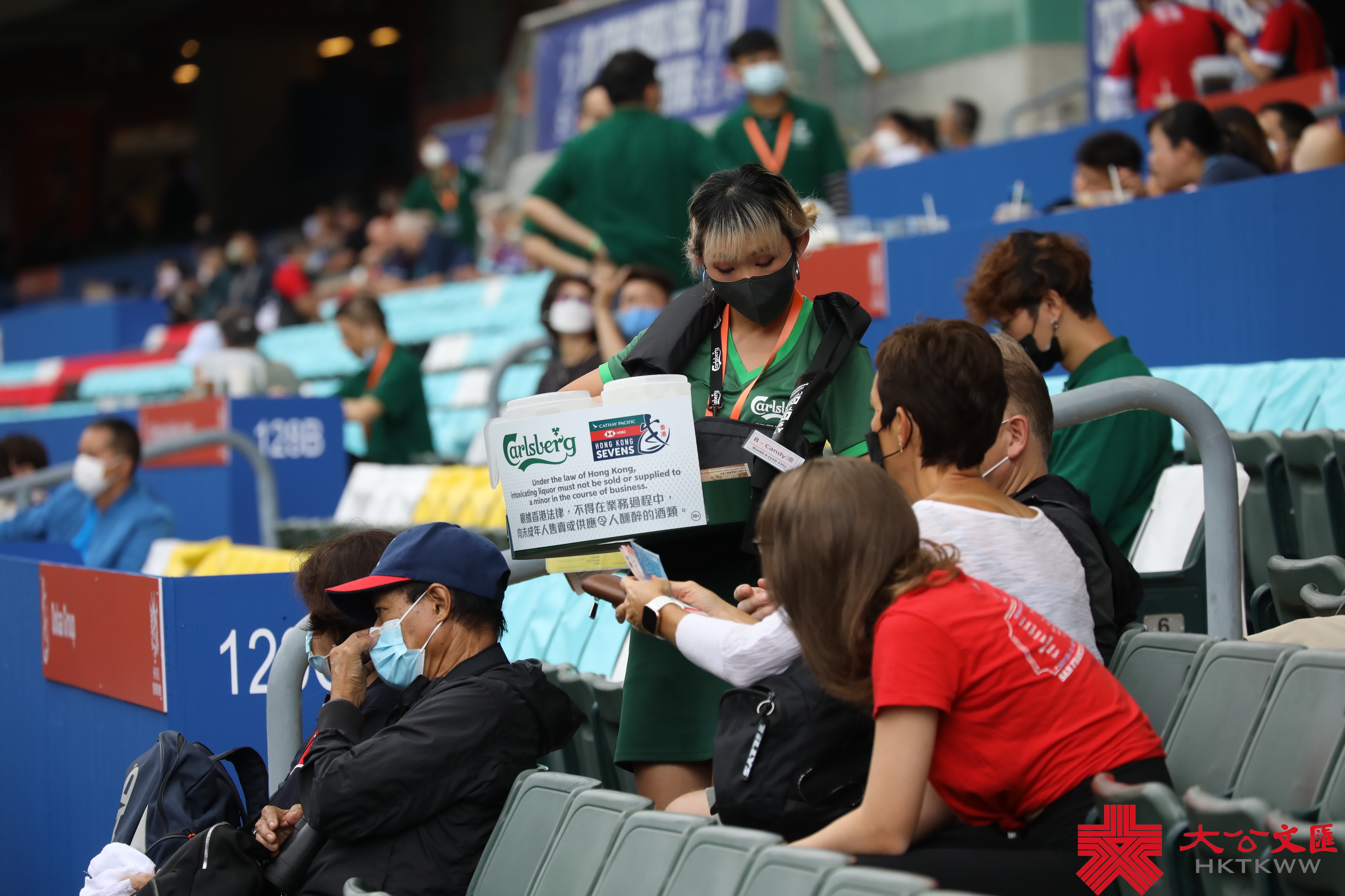 隨着入境政策的逐步放寬，香港又重新熱鬧了起來。闊別三年的「國際七人欖球賽」今日（4日）起一連三日舉行，來自世界各地的15支七人欖球勁旅，與東道主香港會師香港大球場爭奪銀盃殊榮。現場未開場氣氛已經很熱烈，許多入場觀眾都在興奮留影，更有外國朋友穿著特色服飾來「打卡」，並跟隨現場音樂起舞，玩味十足。本次比賽期間觀眾可以進食及飲酒，更加有助炒熱氣氛。（大公文匯全媒體記者李斯哲攝）