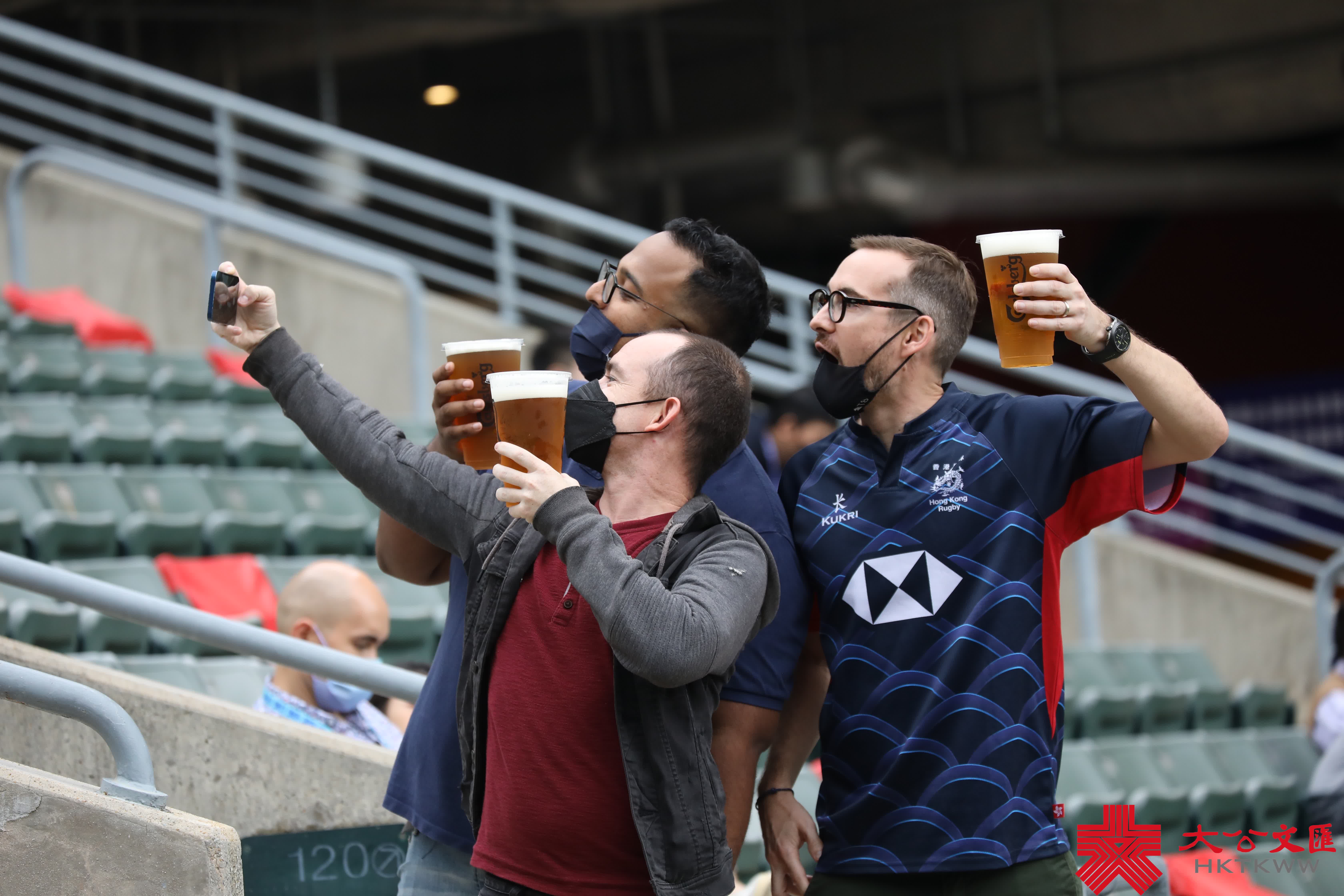 隨着入境政策的逐步放寬，香港又重新熱鬧了起來。闊別三年的「國際七人欖球賽」今日（4日）起一連三日舉行，來自世界各地的15支七人欖球勁旅，與東道主香港會師香港大球場爭奪銀盃殊榮。現場未開場氣氛已經很熱烈，許多入場觀眾都在興奮留影，更有外國朋友穿著特色服飾來「打卡」，並跟隨現場音樂起舞，玩味十足。本次比賽期間觀眾可以進食及飲酒，更加有助炒熱氣氛。（大公文匯全媒體記者李斯哲攝）