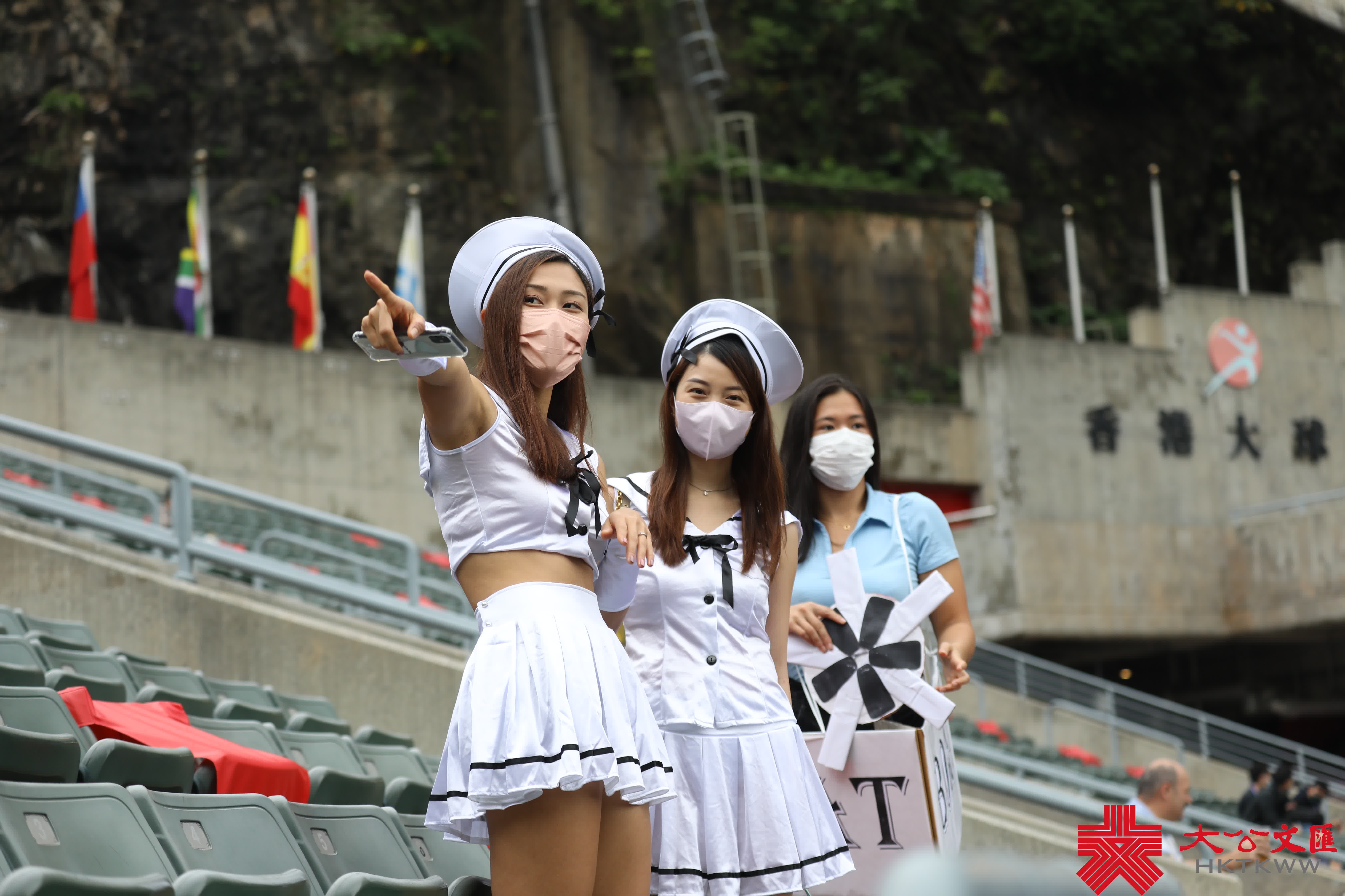 隨着入境政策的逐步放寬，香港又重新熱鬧了起來。闊別三年的「國際七人欖球賽」今日（4日）起一連三日舉行，來自世界各地的15支七人欖球勁旅，與東道主香港會師香港大球場爭奪銀盃殊榮。現場未開場氣氛已經很熱烈，許多入場觀眾都在興奮留影，更有外國朋友穿著特色服飾來「打卡」，並跟隨現場音樂起舞，玩味十足。本次比賽期間觀眾可以進食及飲酒，更加有助炒熱氣氛。（大公文匯全媒體記者李斯哲攝）