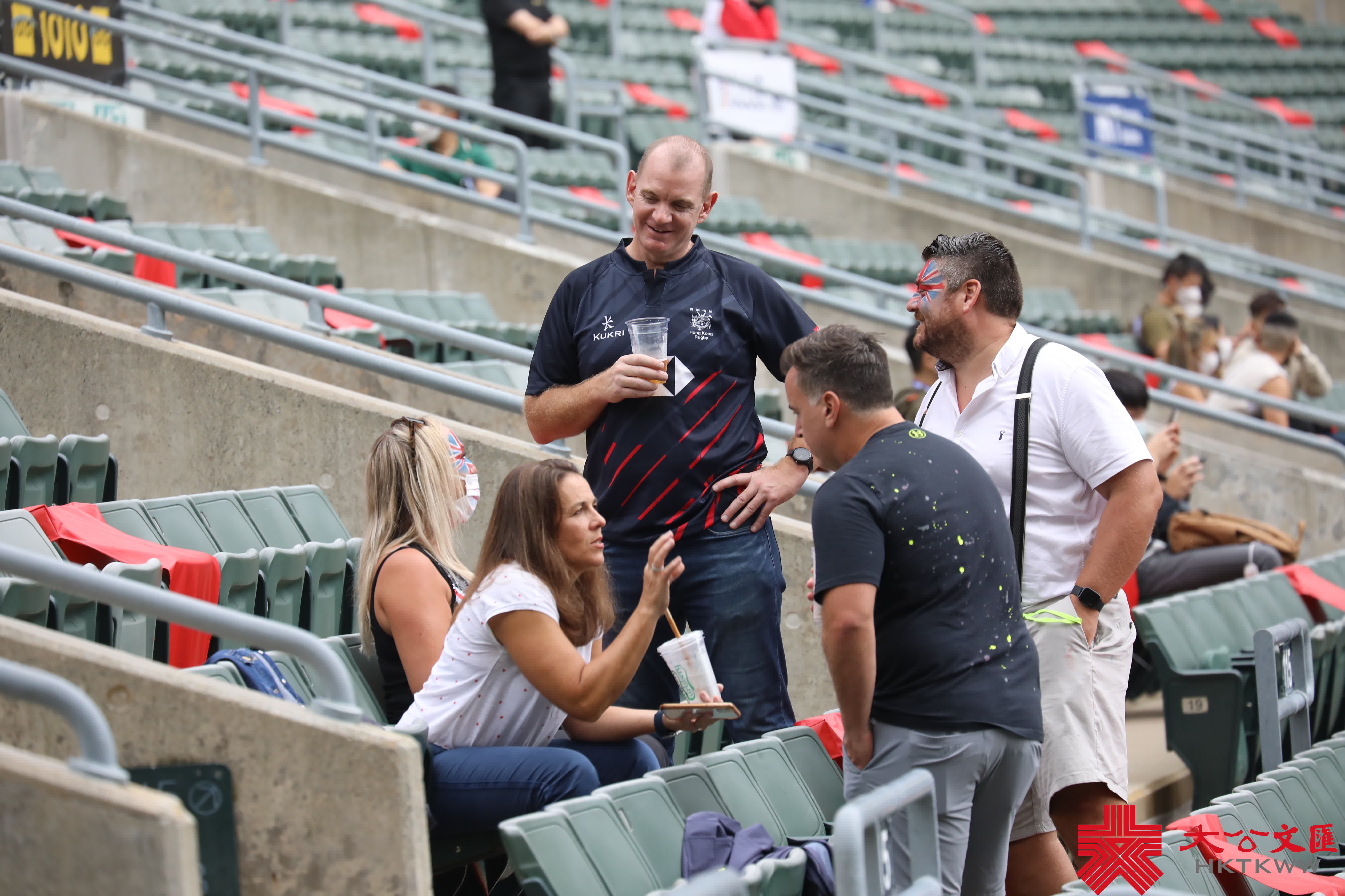 隨着入境政策的逐步放寬，香港又重新熱鬧了起來。闊別三年的「國際七人欖球賽」今日（4日）起一連三日舉行，來自世界各地的15支七人欖球勁旅，與東道主香港會師香港大球場爭奪銀盃殊榮。現場未開場氣氛已經很熱烈，許多入場觀眾都在興奮留影，更有外國朋友穿著特色服飾來「打卡」，並跟隨現場音樂起舞，玩味十足。本次比賽期間觀眾可以進食及飲酒，更加有助炒熱氣氛。（大公文匯全媒體記者李斯哲攝）