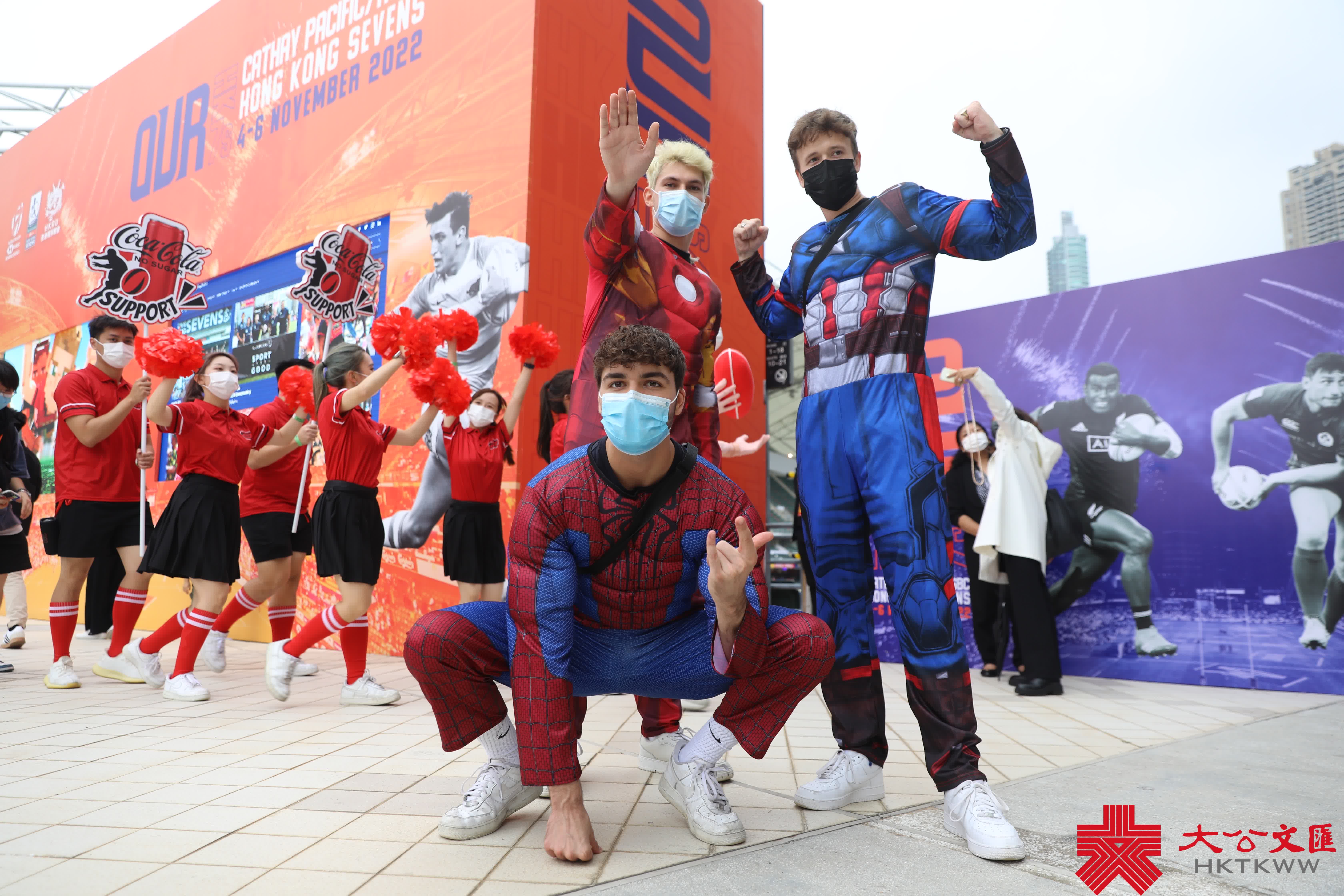 隨着入境政策的逐步放寬，香港又重新熱鬧了起來。闊別三年的「國際七人欖球賽」今日（4日）起一連三日舉行，來自世界各地的15支七人欖球勁旅，與東道主香港會師香港大球場爭奪銀盃殊榮。現場未開場氣氛已經很熱烈，許多入場觀眾都在興奮留影，更有外國朋友穿著特色服飾來「打卡」，並跟隨現場音樂起舞，玩味十足。本次比賽期間觀眾可以進食及飲酒，更加有助炒熱氣氛。（大公文匯全媒體記者李斯哲攝）