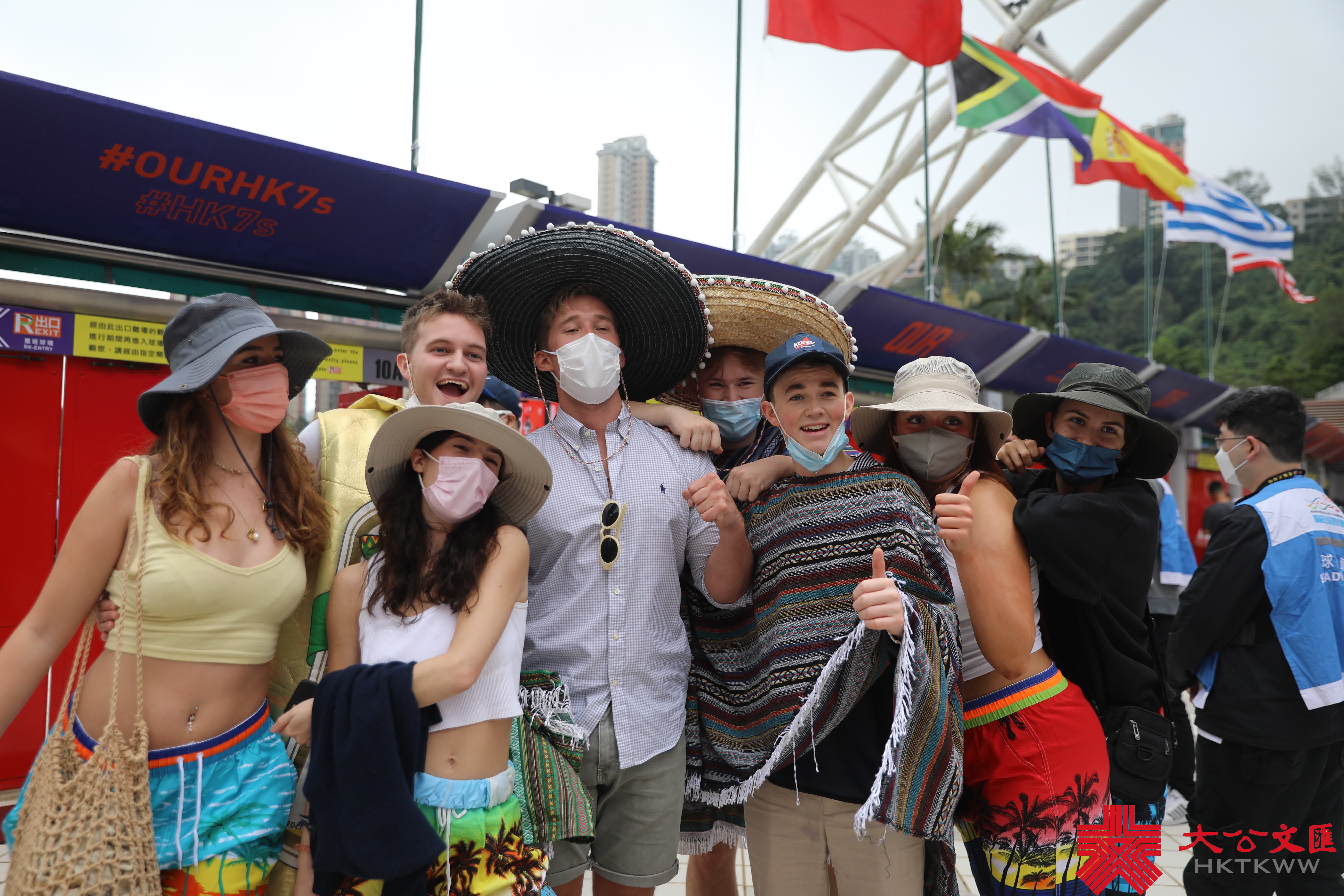 隨着入境政策的逐步放寬，香港又重新熱鬧了起來。闊別三年的「國際七人欖球賽」今日（4日）起一連三日舉行，來自世界各地的15支七人欖球勁旅，與東道主香港會師香港大球場爭奪銀盃殊榮。現場未開場氣氛已經很熱烈，許多入場觀眾都在興奮留影，更有外國朋友穿著特色服飾來「打卡」，並跟隨現場音樂起舞，玩味十足。本次比賽期間觀眾可以進食及飲酒，更加有助炒熱氣氛。（大公文匯全媒體記者李斯哲攝）