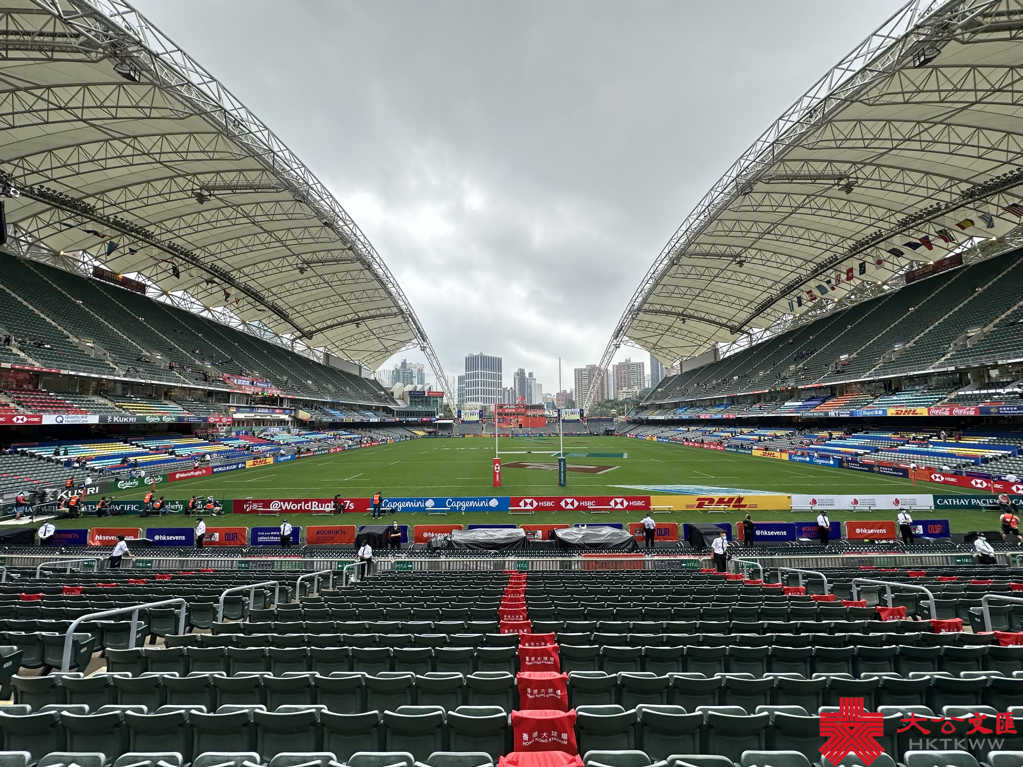 隨着入境政策的逐步放寬，香港又重新熱鬧了起來。闊別三年的「國際七人欖球賽」今日（4日）起一連三日舉行，來自世界各地的15支七人欖球勁旅，與東道主香港會師香港大球場爭奪銀盃殊榮。現場未開場氣氛已經很熱烈，許多入場觀眾都在興奮留影，更有外國朋友穿著特色服飾來「打卡」，並跟隨現場音樂起舞，玩味十足。本次比賽期間觀眾可以進食及飲酒，更加有助炒熱氣氛。（大公文匯全媒體記者李斯哲攝）