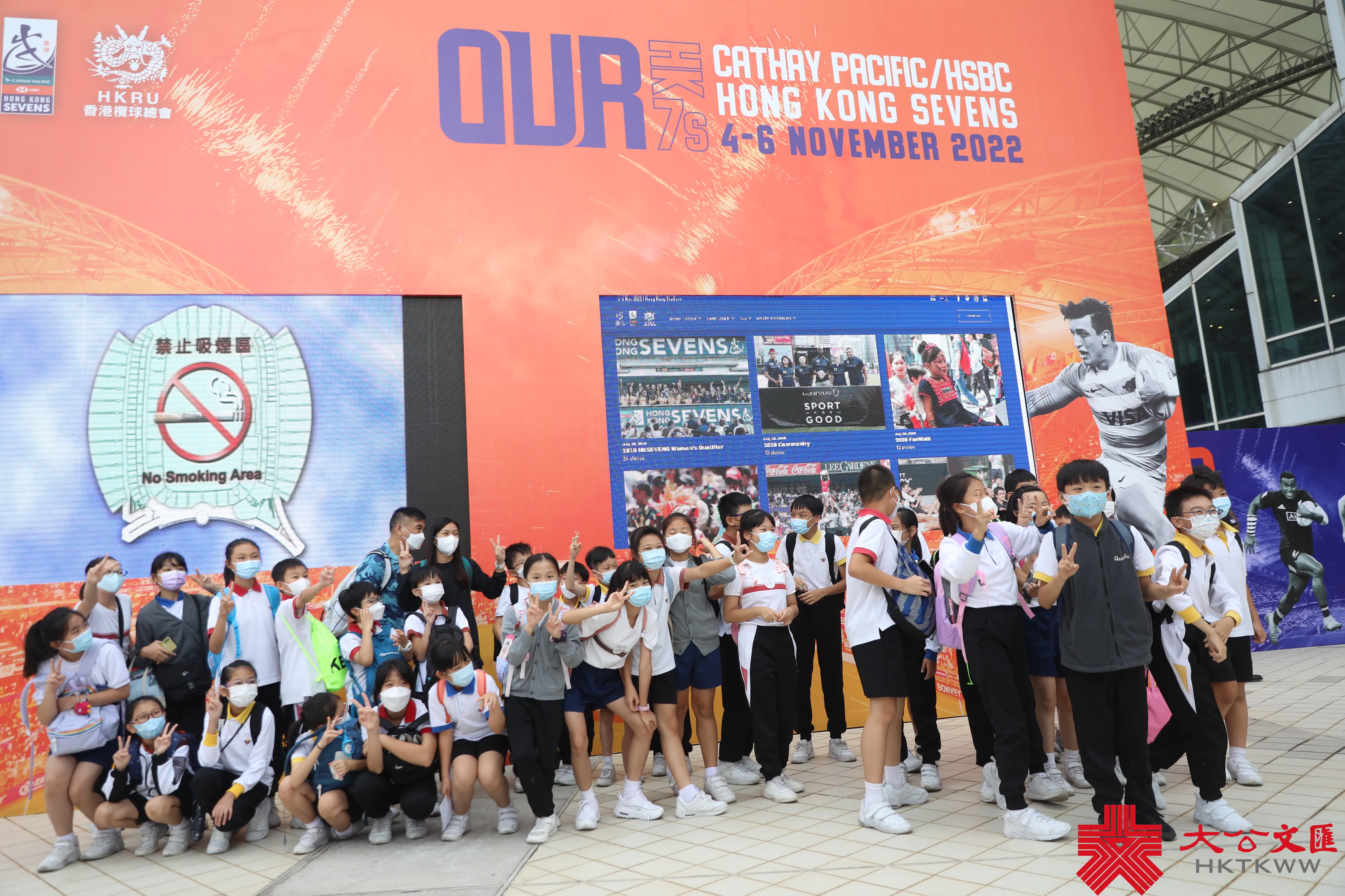 隨着入境政策的逐步放寬，香港又重新熱鬧了起來。闊別三年的「國際七人欖球賽」今日（4日）起一連三日舉行，來自世界各地的15支七人欖球勁旅，與東道主香港會師香港大球場爭奪銀盃殊榮。現場未開場氣氛已經很熱烈，許多入場觀眾都在興奮留影，更有外國朋友穿著特色服飾來「打卡」，並跟隨現場音樂起舞，玩味十足。本次比賽期間觀眾可以進食及飲酒，更加有助炒熱氣氛。（大公文匯全媒體記者李斯哲攝）
