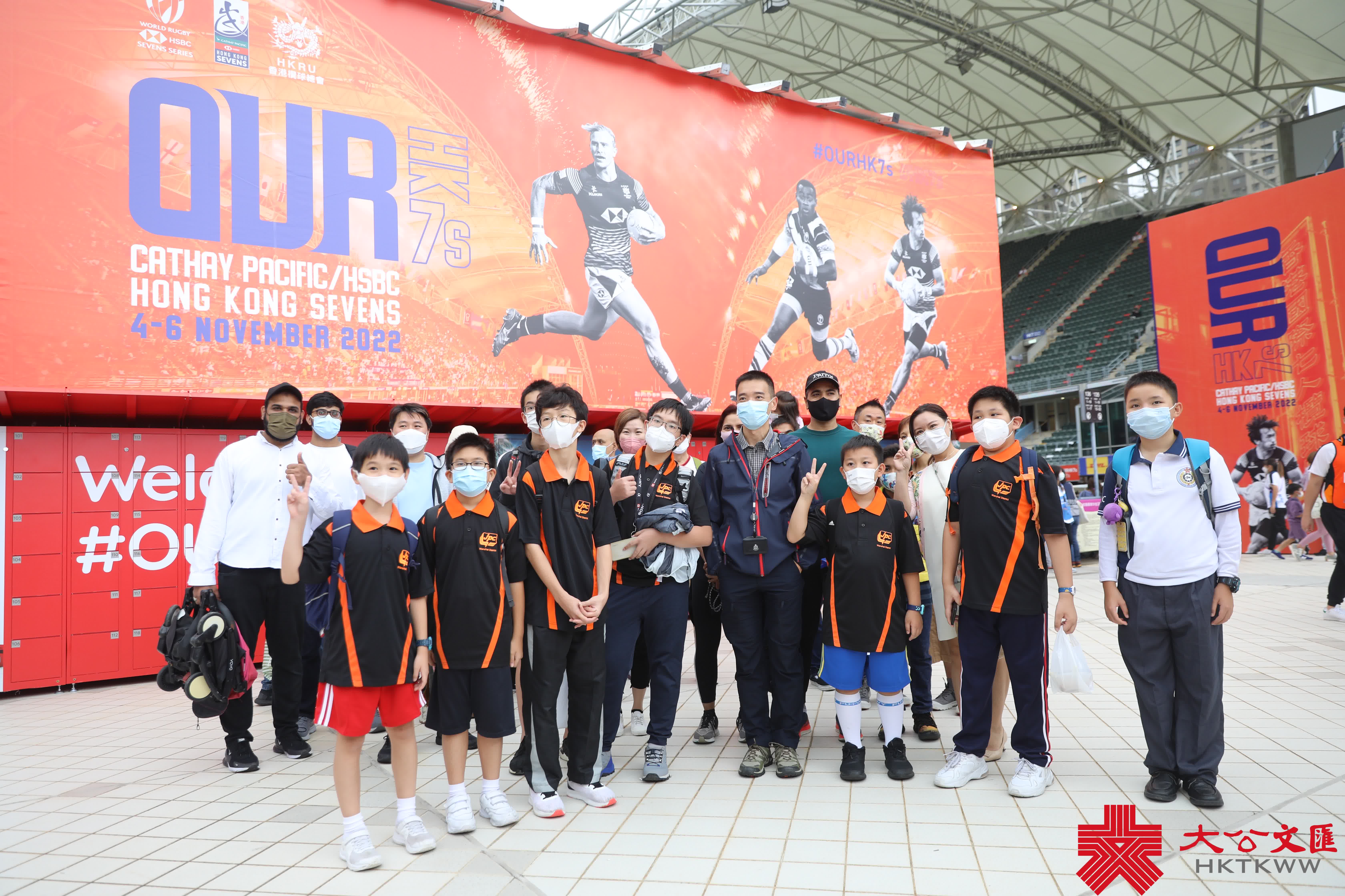 隨着入境政策的逐步放寬，香港又重新熱鬧了起來。闊別三年的「國際七人欖球賽」今日（4日）起一連三日舉行，來自世界各地的15支七人欖球勁旅，與東道主香港會師香港大球場爭奪銀盃殊榮。現場未開場氣氛已經很熱烈，許多入場觀眾都在興奮留影，更有外國朋友穿著特色服飾來「打卡」，並跟隨現場音樂起舞，玩味十足。本次比賽期間觀眾可以進食及飲酒，更加有助炒熱氣氛。（大公文匯全媒體記者李斯哲攝）
