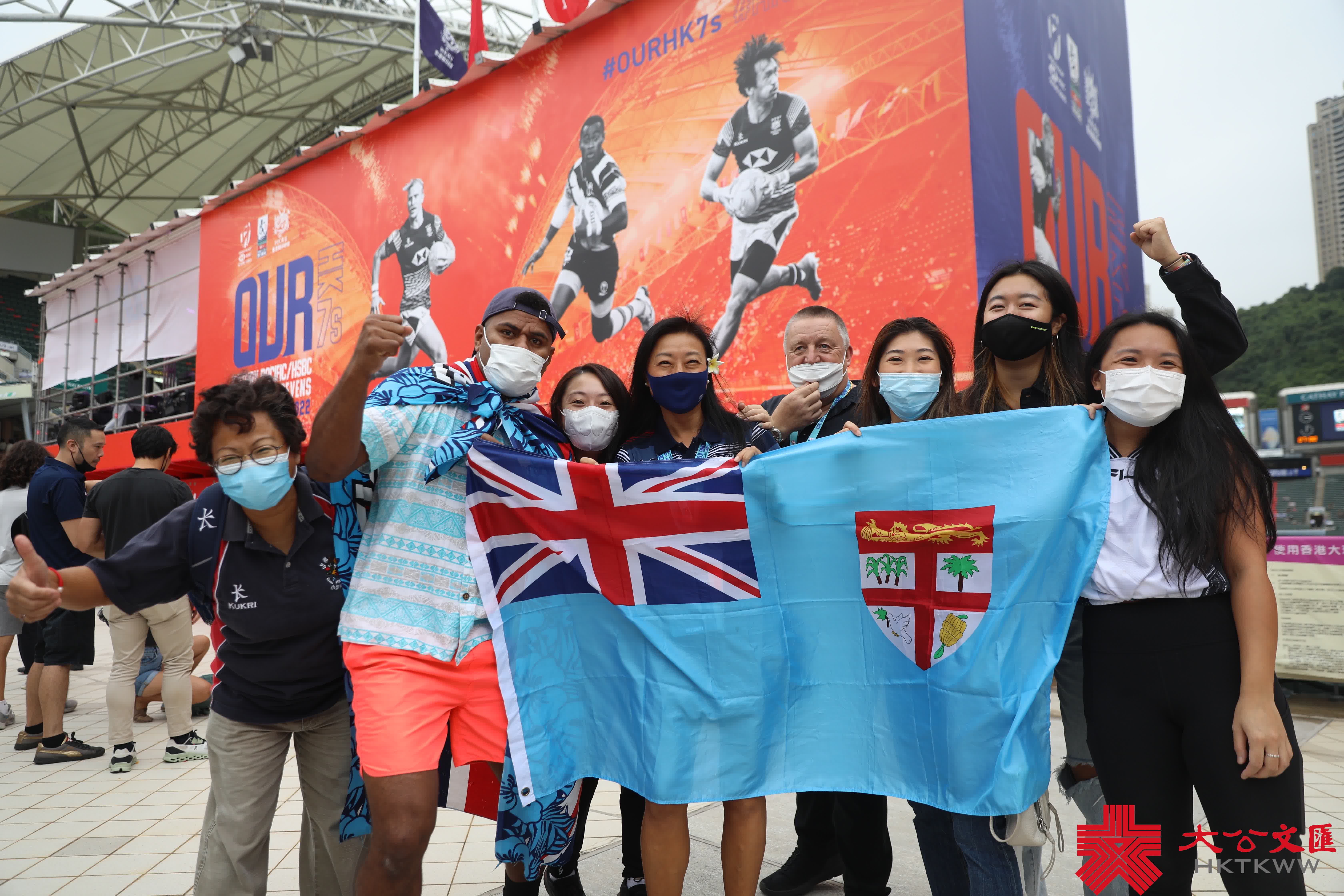 隨着入境政策的逐步放寬，香港又重新熱鬧了起來。闊別三年的「國際七人欖球賽」今日（4日）起一連三日舉行，來自世界各地的15支七人欖球勁旅，與東道主香港會師香港大球場爭奪銀盃殊榮。現場未開場氣氛已經很熱烈，許多入場觀眾都在興奮留影，更有外國朋友穿著特色服飾來「打卡」，並跟隨現場音樂起舞，玩味十足。本次比賽期間觀眾可以進食及飲酒，更加有助炒熱氣氛。（大公文匯全媒體記者李斯哲攝）