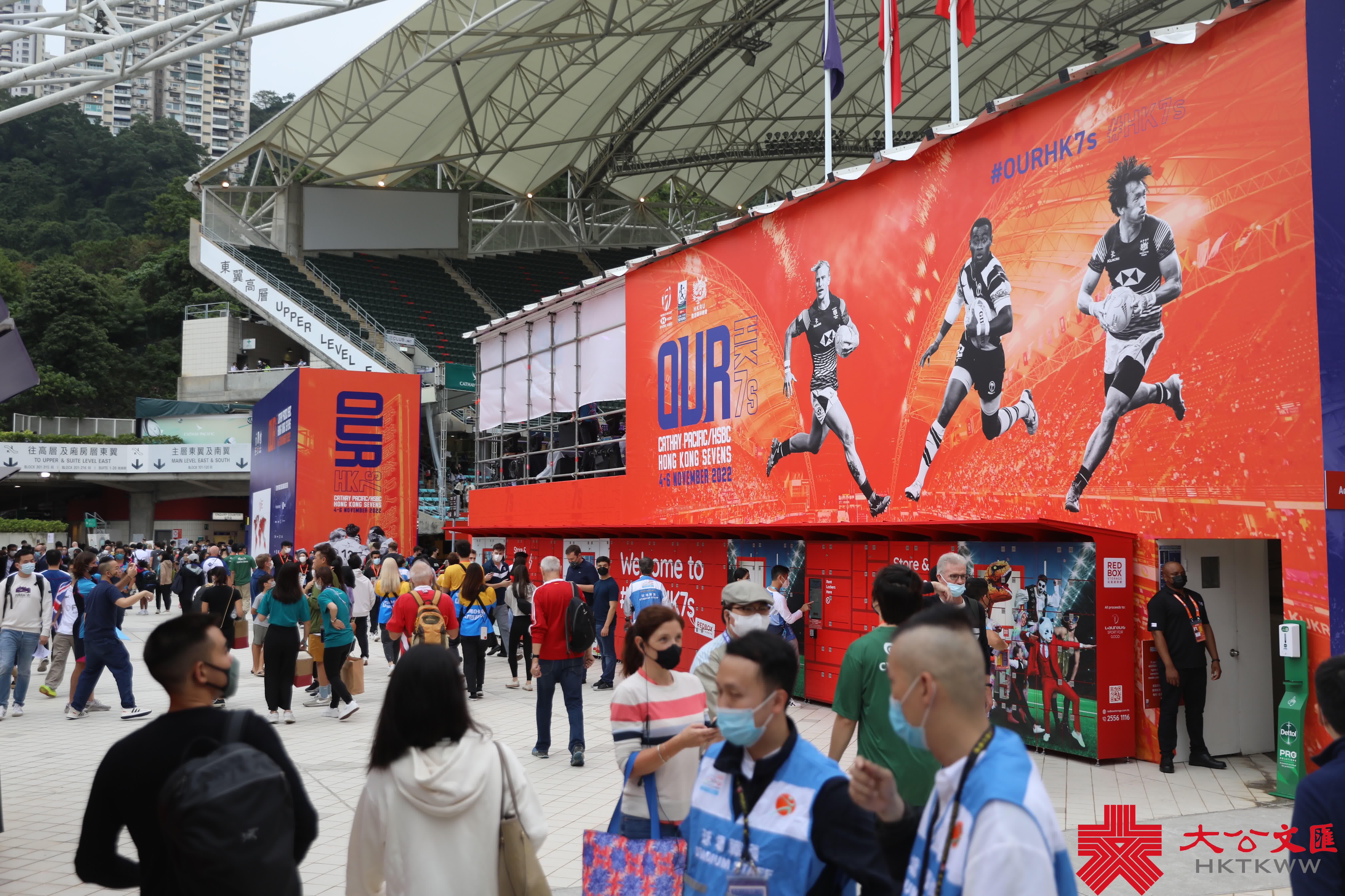 隨着入境政策的逐步放寬，香港又重新熱鬧了起來。闊別三年的「國際七人欖球賽」今日（4日）起一連三日舉行，來自世界各地的15支七人欖球勁旅，與東道主香港會師香港大球場爭奪銀盃殊榮。現場未開場氣氛已經很熱烈，許多入場觀眾都在興奮留影，更有外國朋友穿著特色服飾來「打卡」，並跟隨現場音樂起舞，玩味十足。本次比賽期間觀眾可以進食及飲酒，更加有助炒熱氣氛。（大公文匯全媒體記者李斯哲攝）