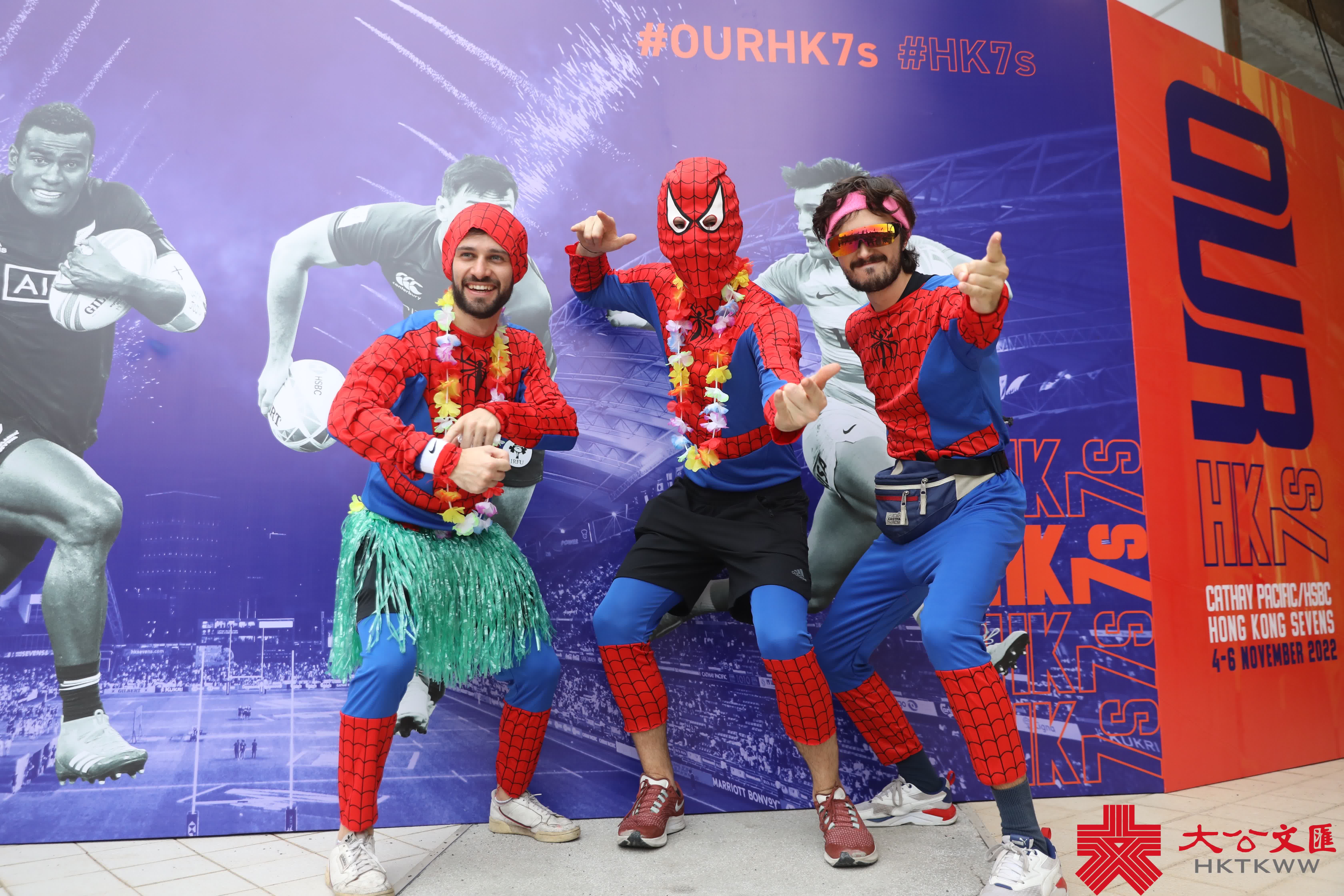 隨着入境政策的逐步放寬，香港又重新熱鬧了起來。闊別三年的「國際七人欖球賽」今日（4日）起一連三日舉行，來自世界各地的15支七人欖球勁旅，與東道主香港會師香港大球場爭奪銀盃殊榮。比賽未開場氣氛已經很熱烈，許多入場觀眾都在興奮留影，更有外國朋友穿着特色服飾來「打卡」，並跟隨現場音樂起舞，玩味十足。本次比賽期間觀眾可以進食及飲酒，更加有助炒熱氣氛。（大公文匯全媒體記者李斯哲攝）