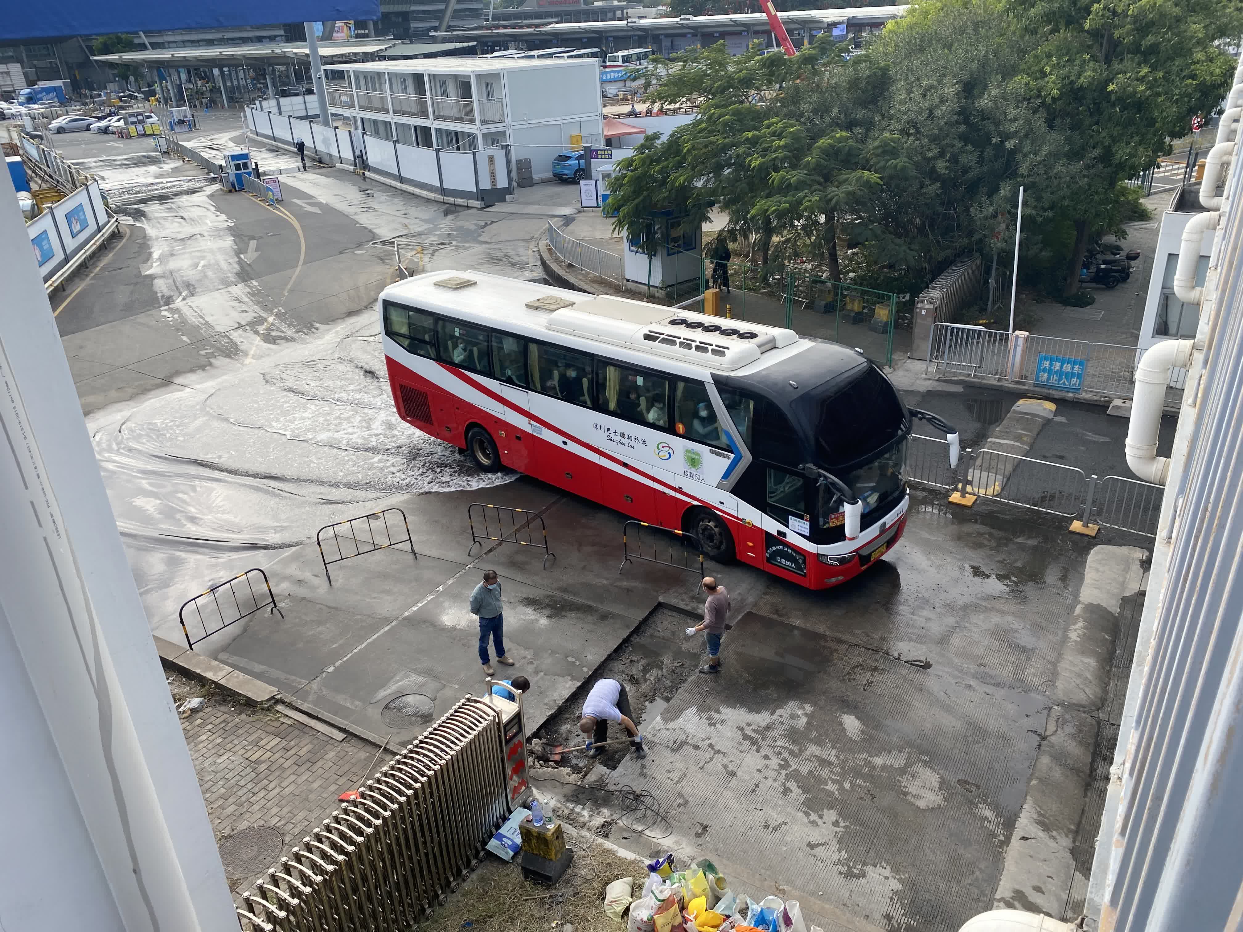 目前仍有防疫車輛轉運入境人員到檢疫酒店。（大公文匯網記者林奕彤攝）