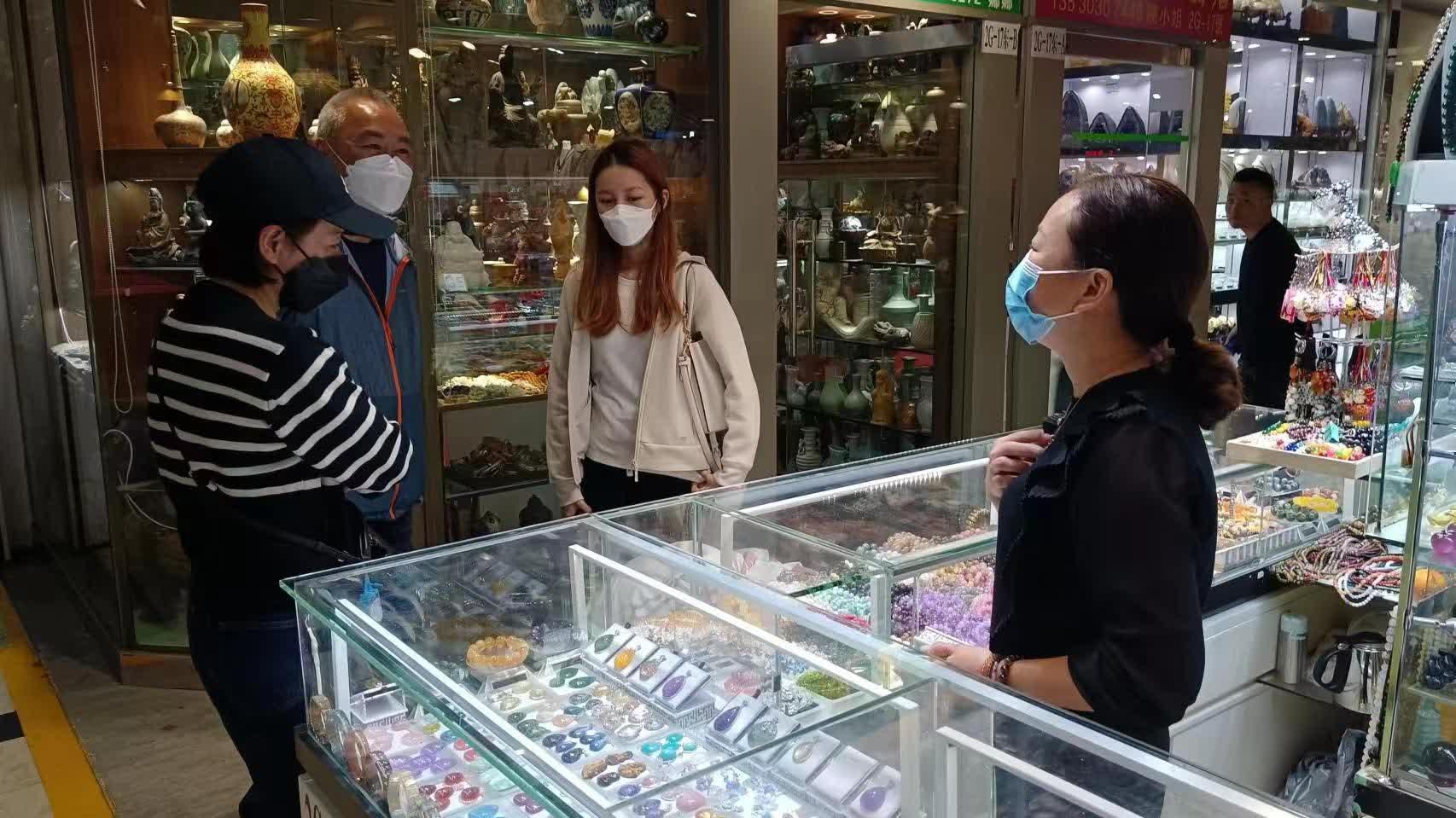 全面通關首周末 　港人紛紛湧入深圳購物消費