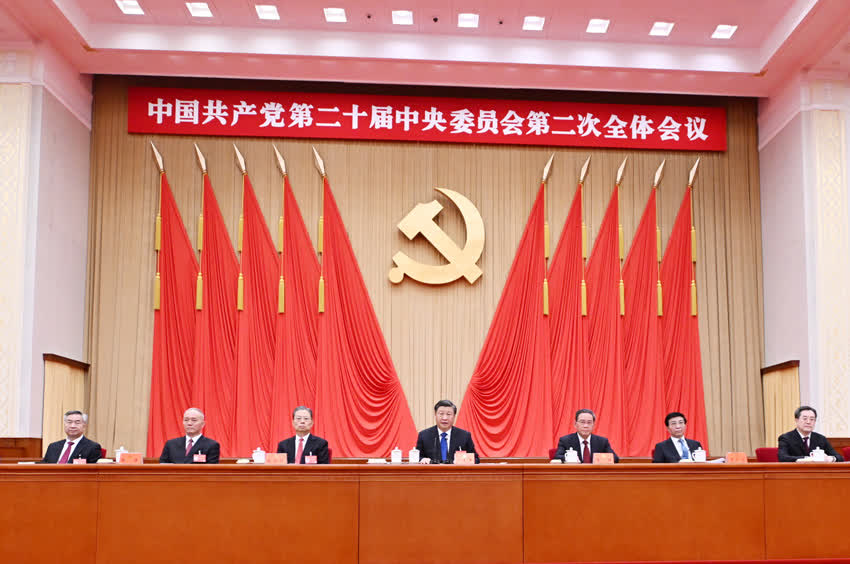 中國共產黨第二十屆中央委員會第二次全體會議，於2023年2月26日至28日在北京舉行。這是習近平、李強、趙樂際、王滬寧、蔡奇、丁薛祥、李希等在主席台上。新華社