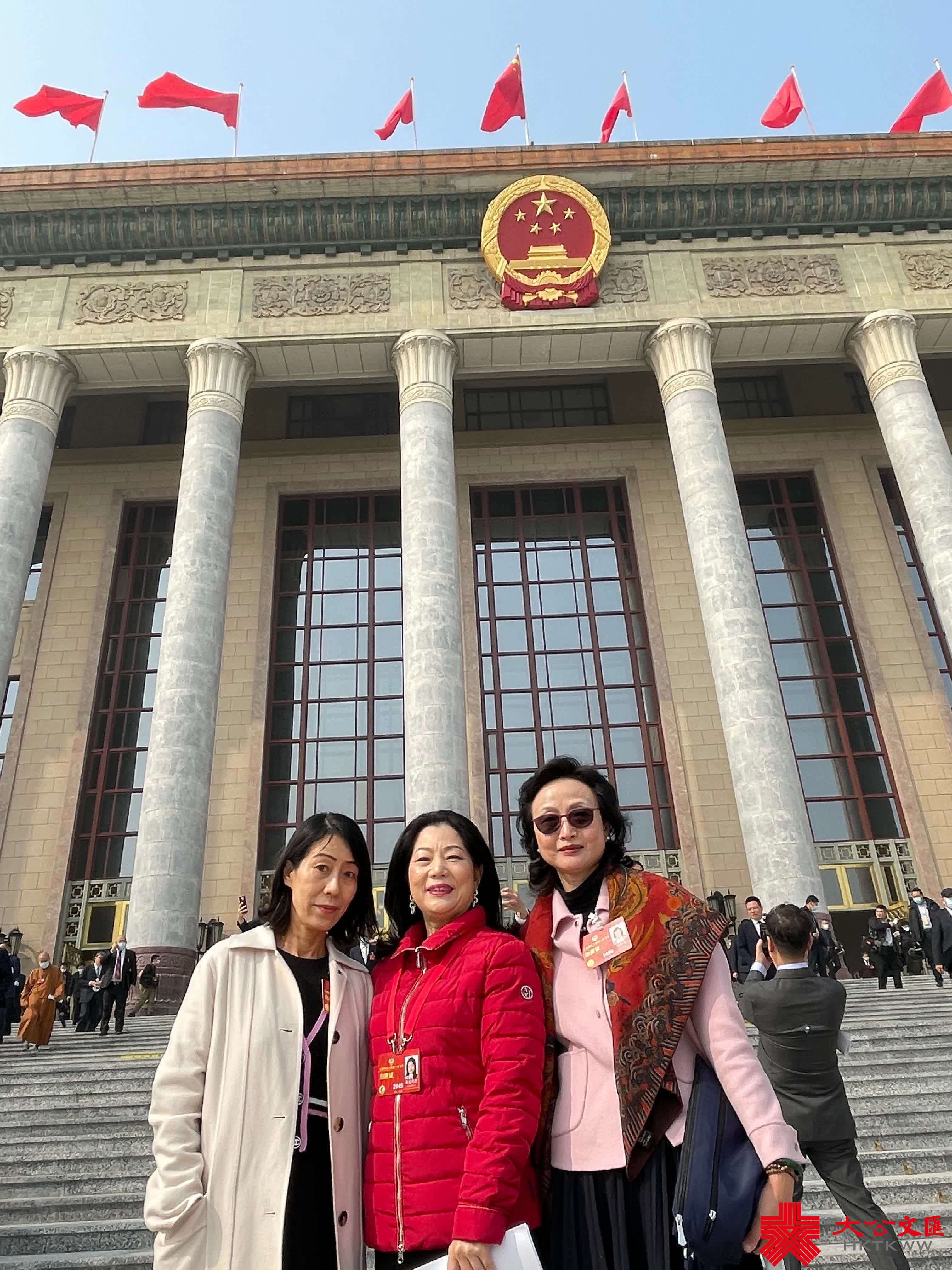 全國各地人大代表和政協委員相聚北京，今日（7日）港區女委員們在北京人民大會堂前合影。在「三八」國際勞動婦女節即將來臨之際，祝全國各族各界女性朋友節日快樂。