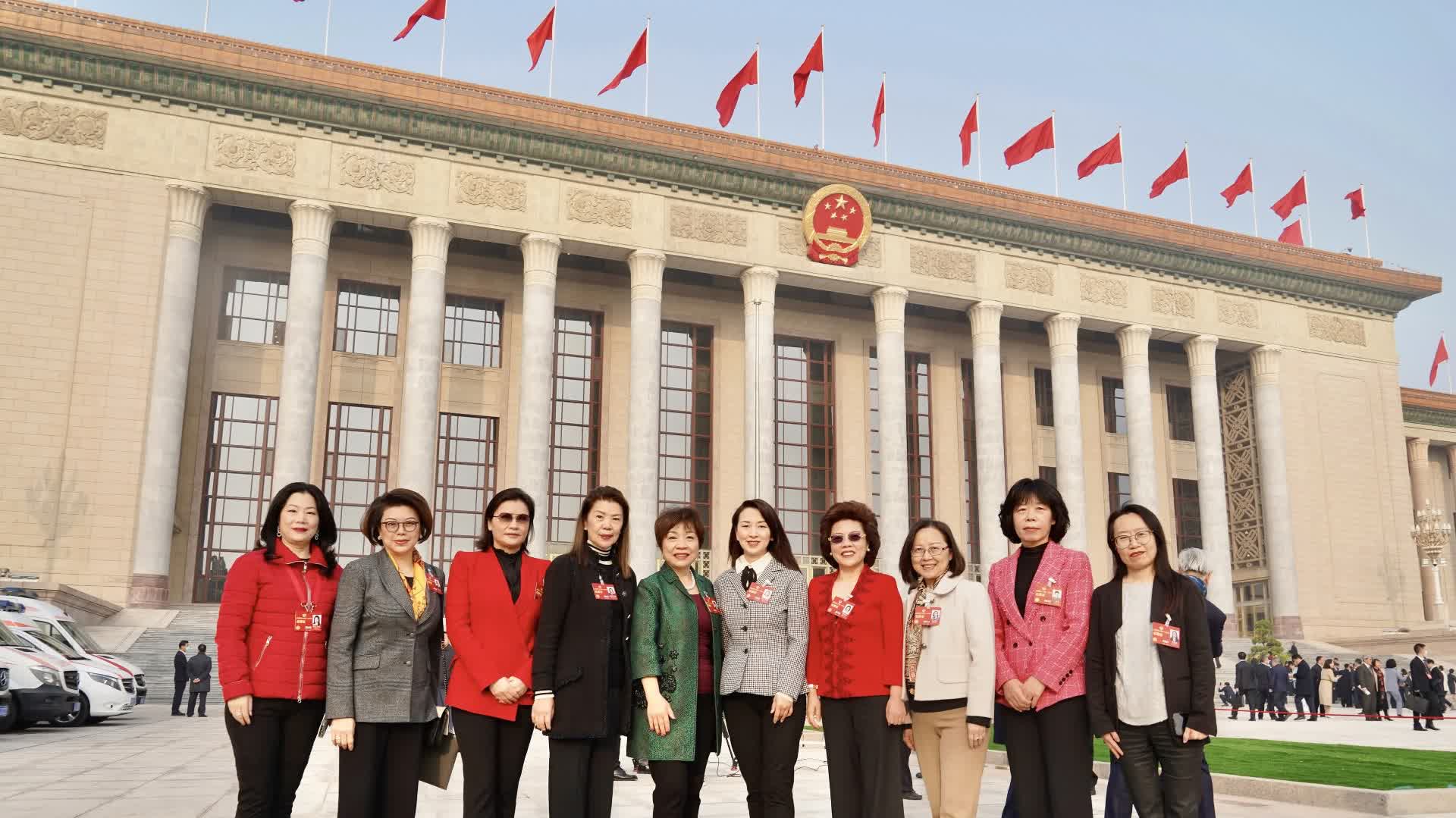 兩會「她」風采　港區女委員相聚北京