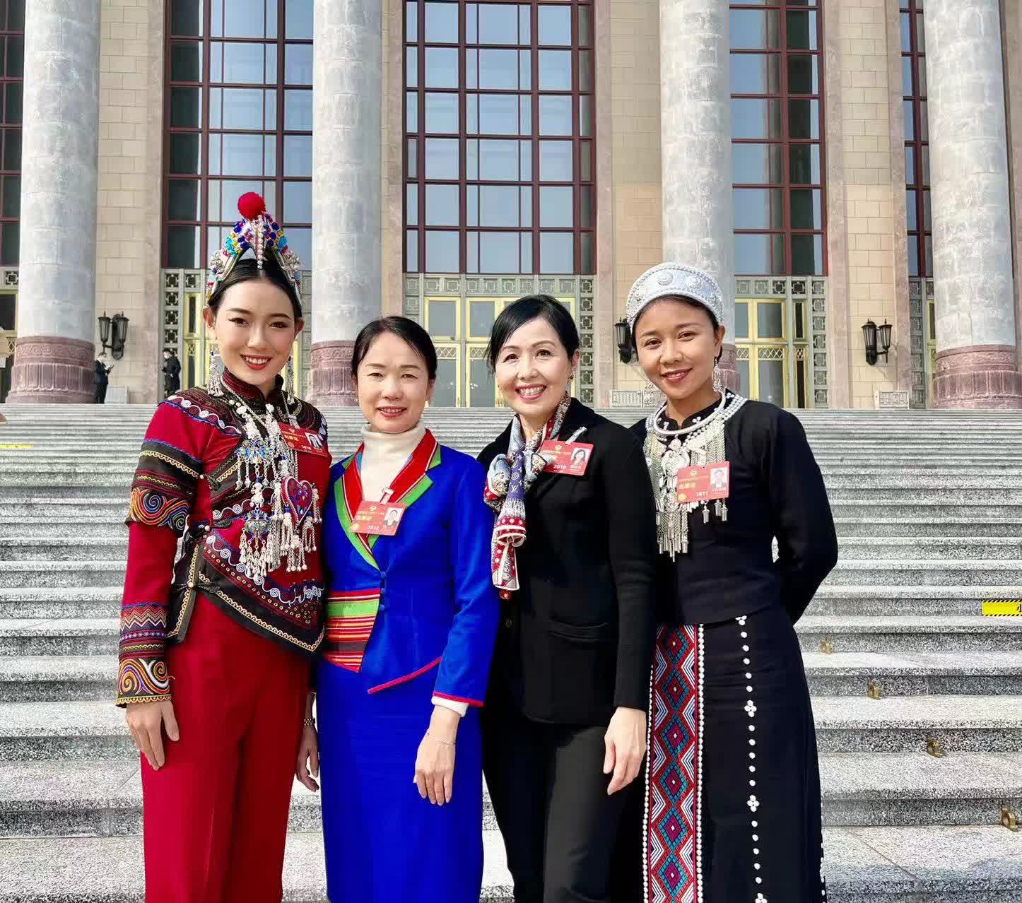 全國各地人大代表和政協委員相聚北京，今日（7日）港區女委員們在北京人民大會堂前合影。在「三八」國際勞動婦女節即將來臨之際，祝全國各族各界女性朋友節日快樂。