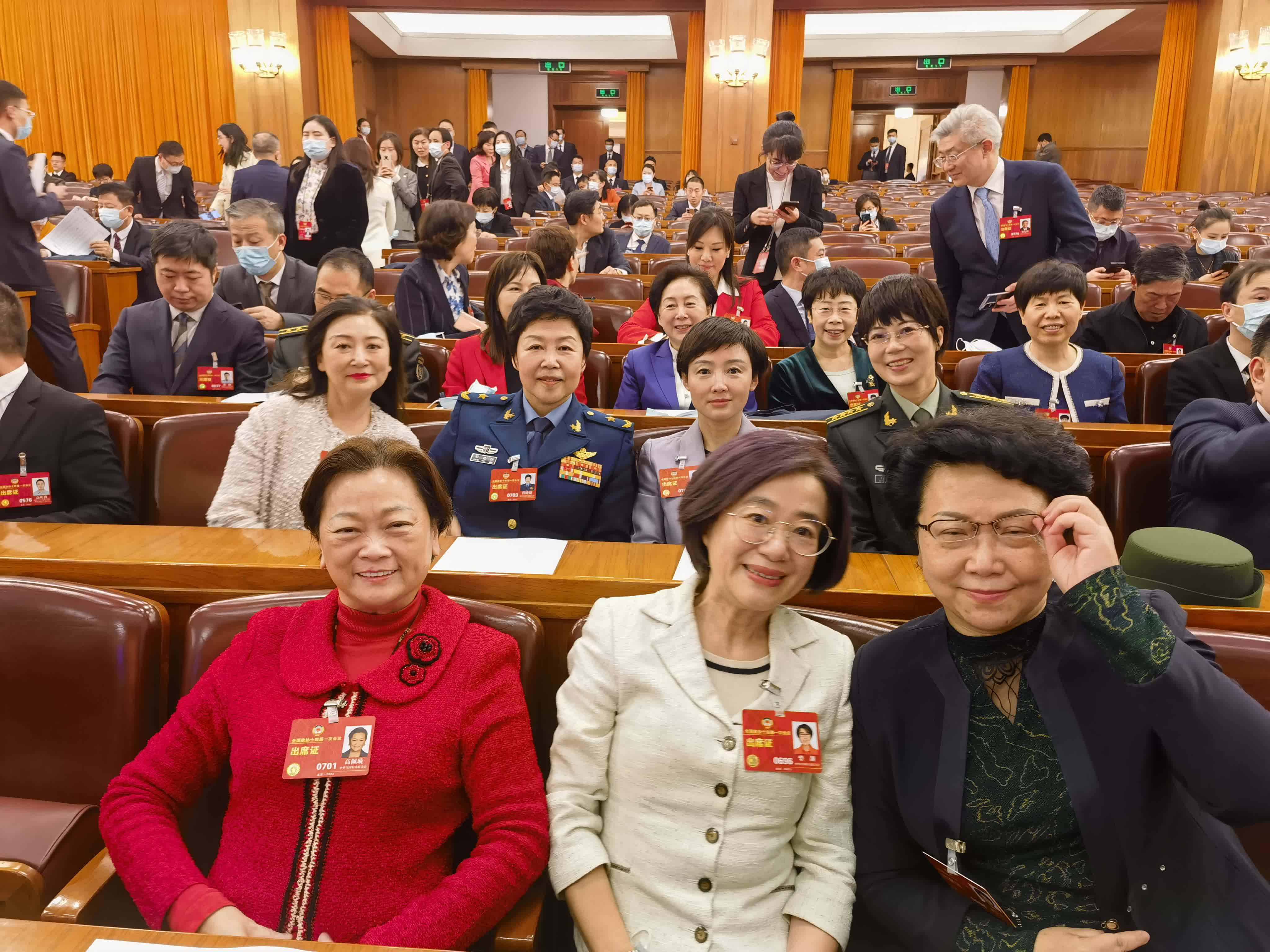 全國各地人大代表和政協委員相聚北京，今日（7日）港區女委員們在北京人民大會堂前合影。在「三八」國際勞動婦女節即將來臨之際，祝全國各族各界女性朋友節日快樂。圖為高珮璇委員（左）與全國政協婦女界委員在北京人民大會堂會場。