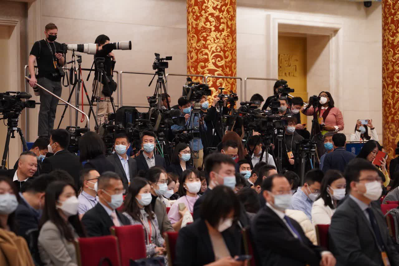 3月13日上午，大量中外記者在人民大會堂金色大廳等待稍後舉行的總理記者會。（大公文匯網記者周楎攝）