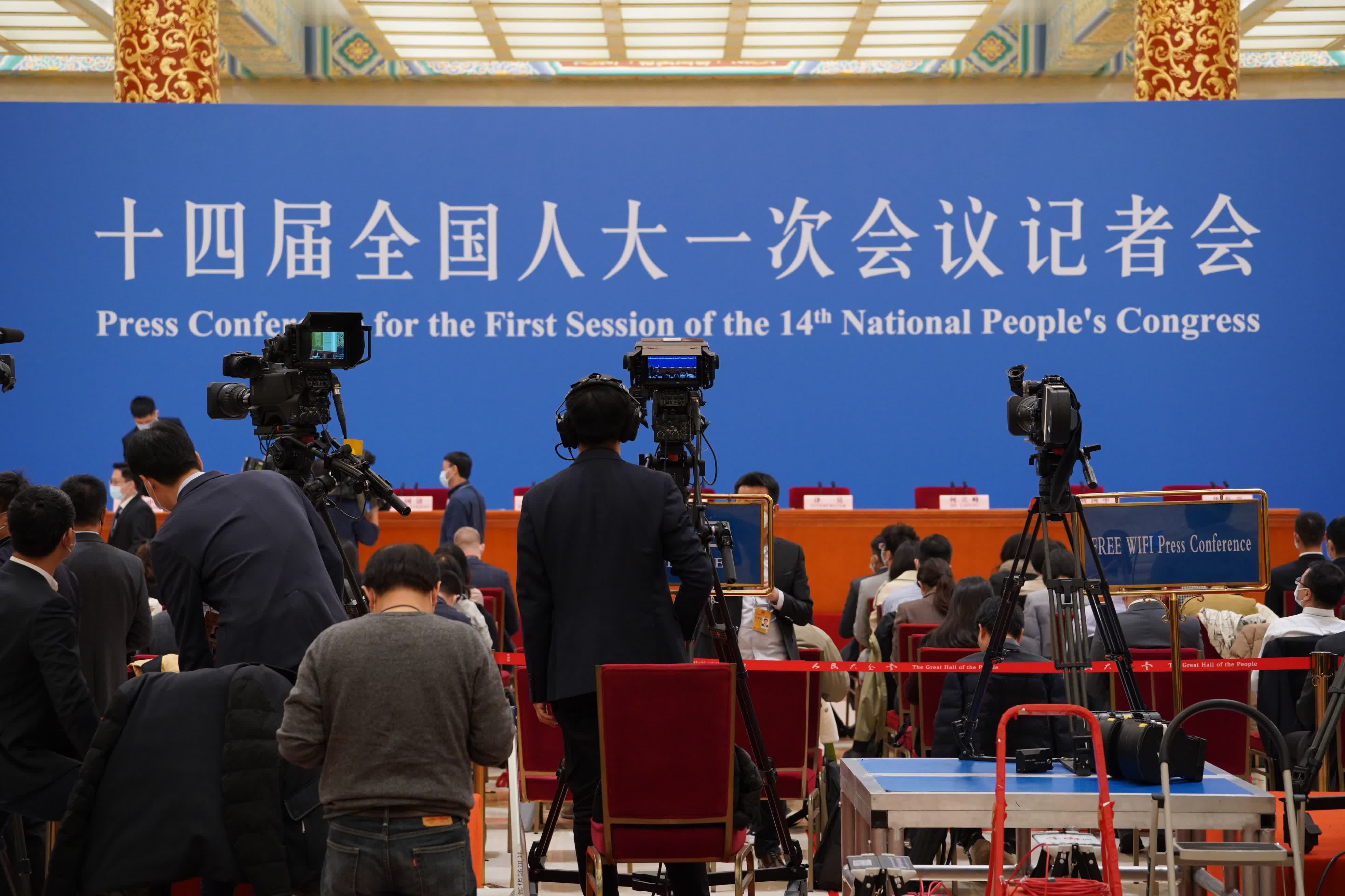 3月13日上午，大量中外記者在人民大會堂金色大廳等待稍後舉行的總理記者會。（大公文匯網記者周楎攝）