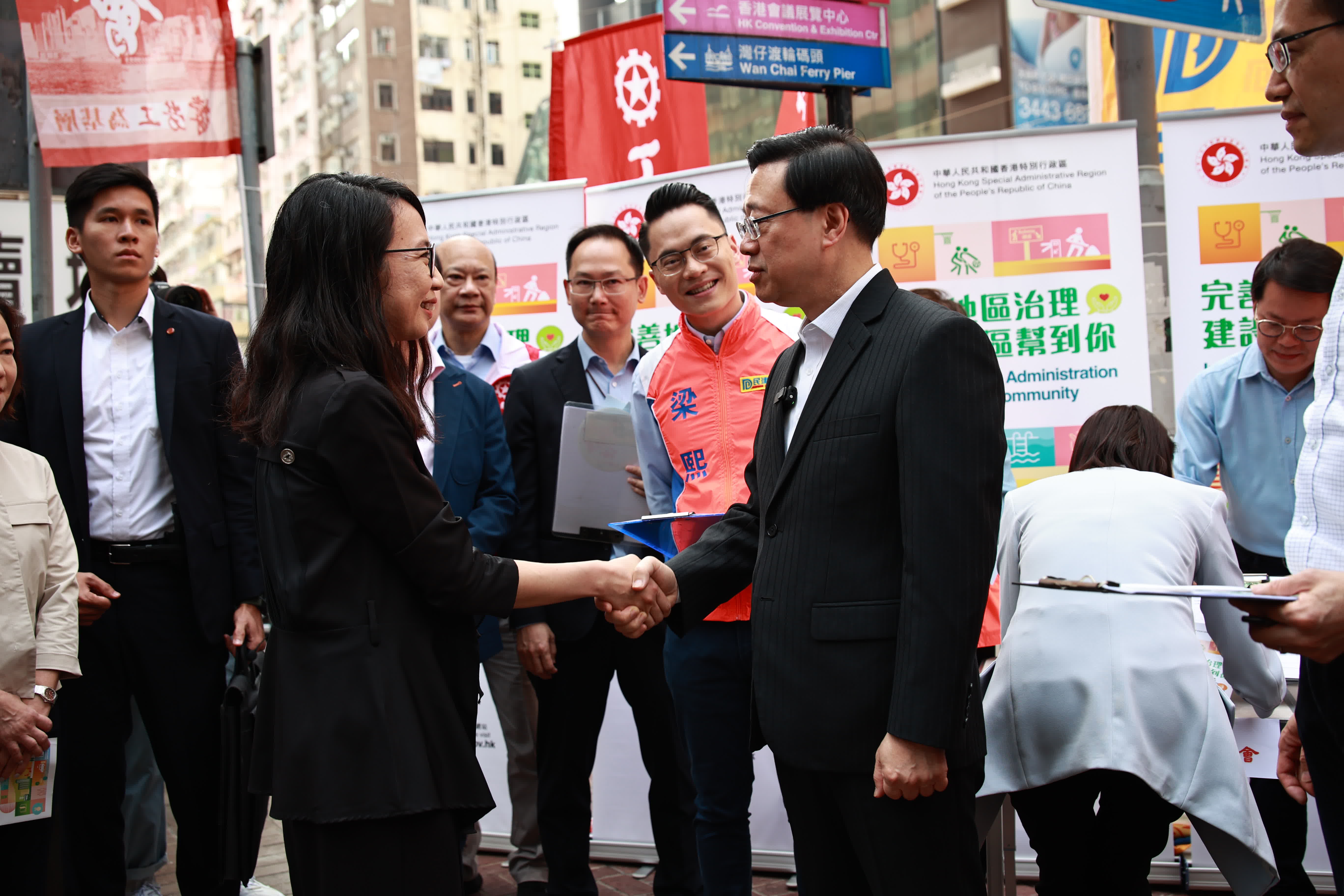 重塑區議會｜民建聯工聯會擺街站 李家超到埸打氣現場簽名 香港 大公文匯網