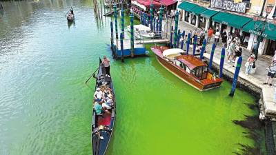 威尼斯運河變熒光綠　警疑環保人士所為