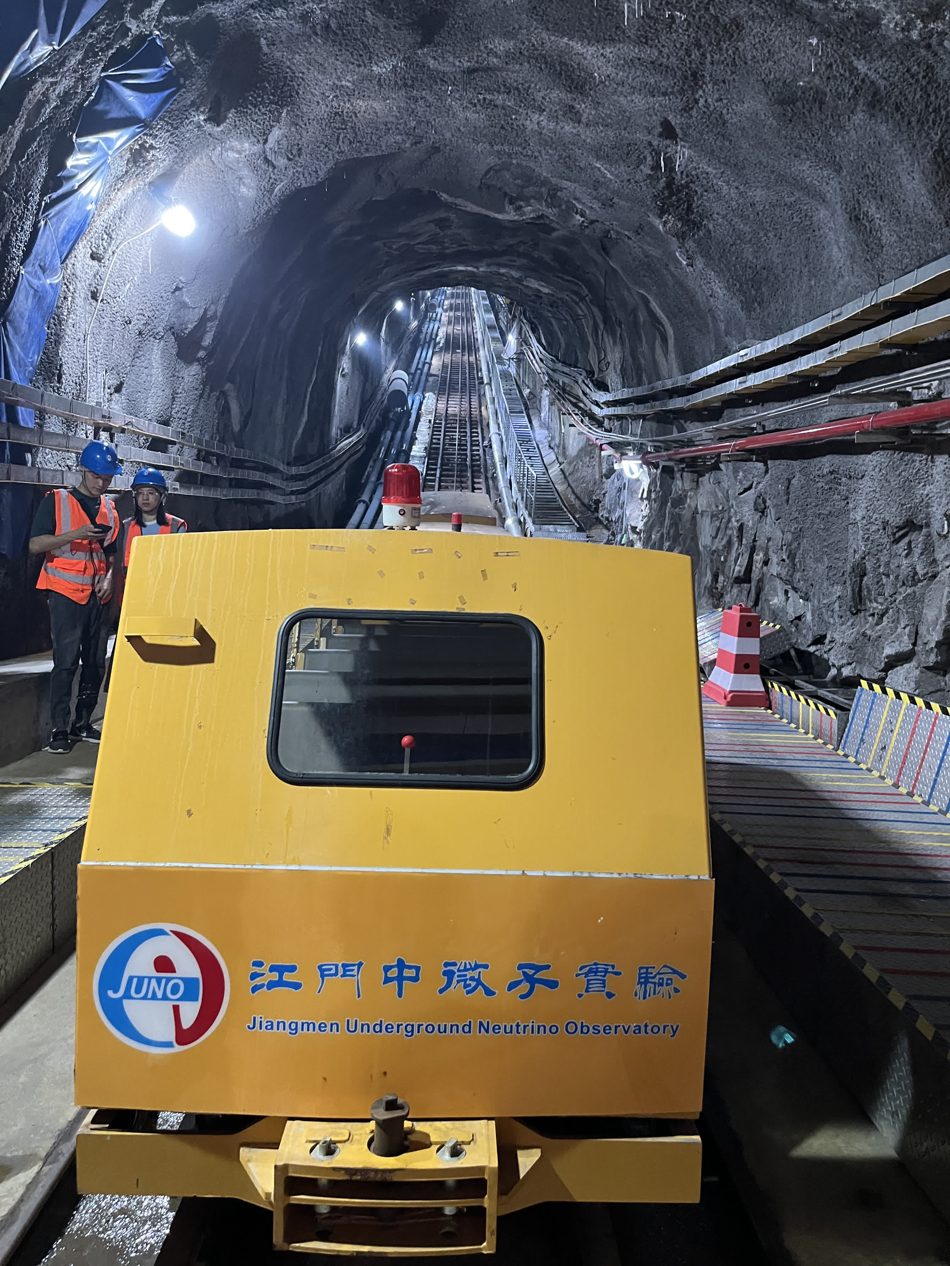 7月22日，廣東省委網信辦聯合廣東省大灣區辦主辦的「未來已來·灣有引力」網絡主題採風活動團隊來到廣東江門開平金雞鎮，探秘位於江門的中微子實驗探測器。

江門中微子實驗站建在地下700米深處，實驗建造的中微子探測器是世界上能量精度最高、規模最大的液體閃爍體探測器。這一實驗的啟動標誌着我國中微子實驗研究從起步到跨越的轉變，研究成果對於人類了解物質微觀的基本結構和宏觀宇宙的起源與演化具有重要意義。