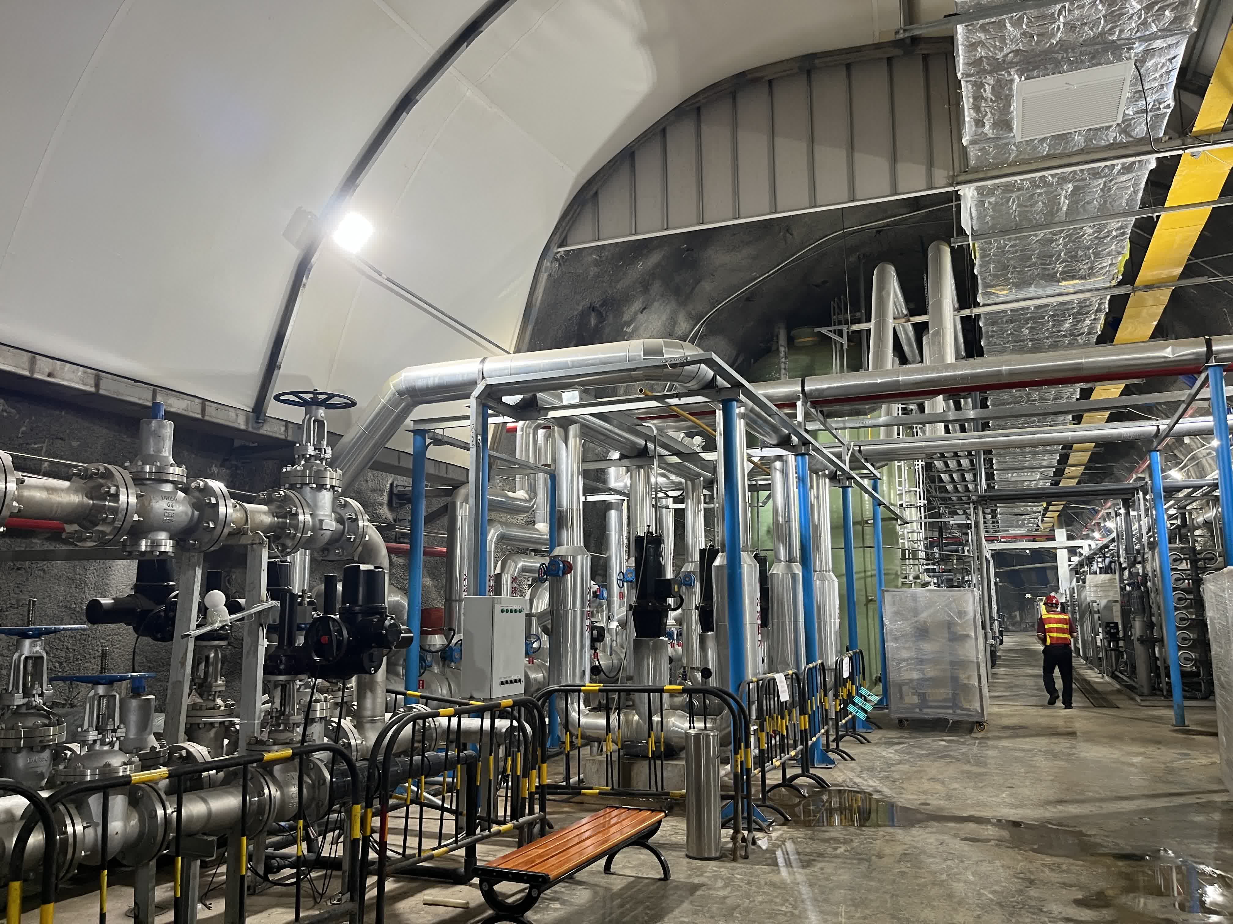 7月22日，廣東省委網信辦聯合廣東省大灣區辦主辦的「未來已來·灣有引力」網絡主題採風活動團隊來到廣東江門開平金雞鎮，探秘位於江門的中微子實驗探測器。

江門中微子實驗站建在地下700米深處，實驗建造的中微子探測器是世界上能量精度最高、規模最大的液體閃爍體探測器。這一實驗的啟動標誌着我國中微子實驗研究從起步到跨越的轉變，研究成果對於人類了解物質微觀的基本結構和宏觀宇宙的起源與演化具有重要意義。