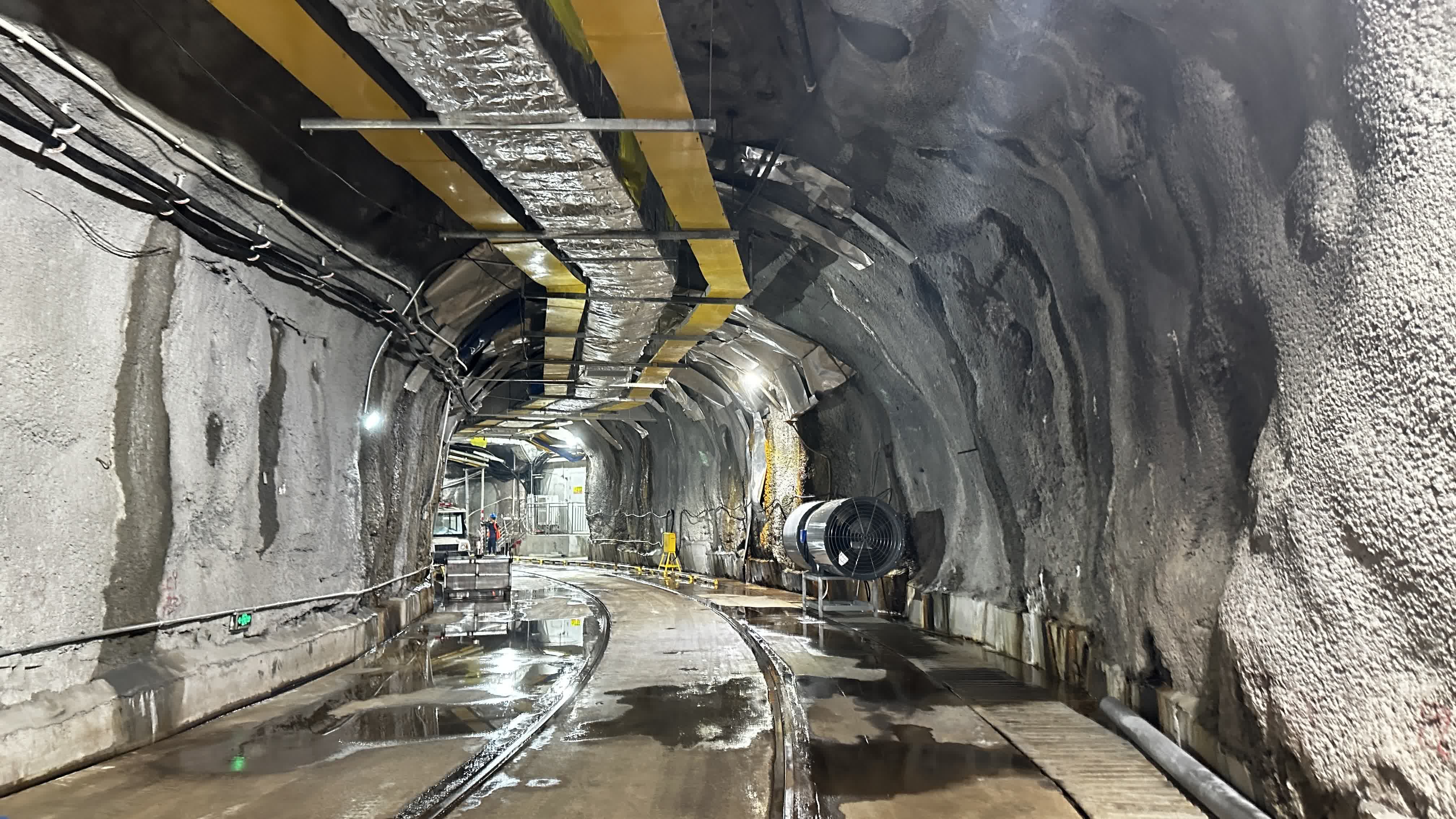 7月22日，廣東省委網信辦聯合廣東省大灣區辦主辦的「未來已來·灣有引力」網絡主題採風活動團隊來到廣東江門開平金雞鎮，探秘位於江門的中微子實驗探測器。

江門中微子實驗站建在地下700米深處，實驗建造的中微子探測器是世界上能量精度最高、規模最大的液體閃爍體探測器。這一實驗的啟動標誌着我國中微子實驗研究從起步到跨越的轉變，研究成果對於人類了解物質微觀的基本結構和宏觀宇宙的起源與演化具有重要意義。