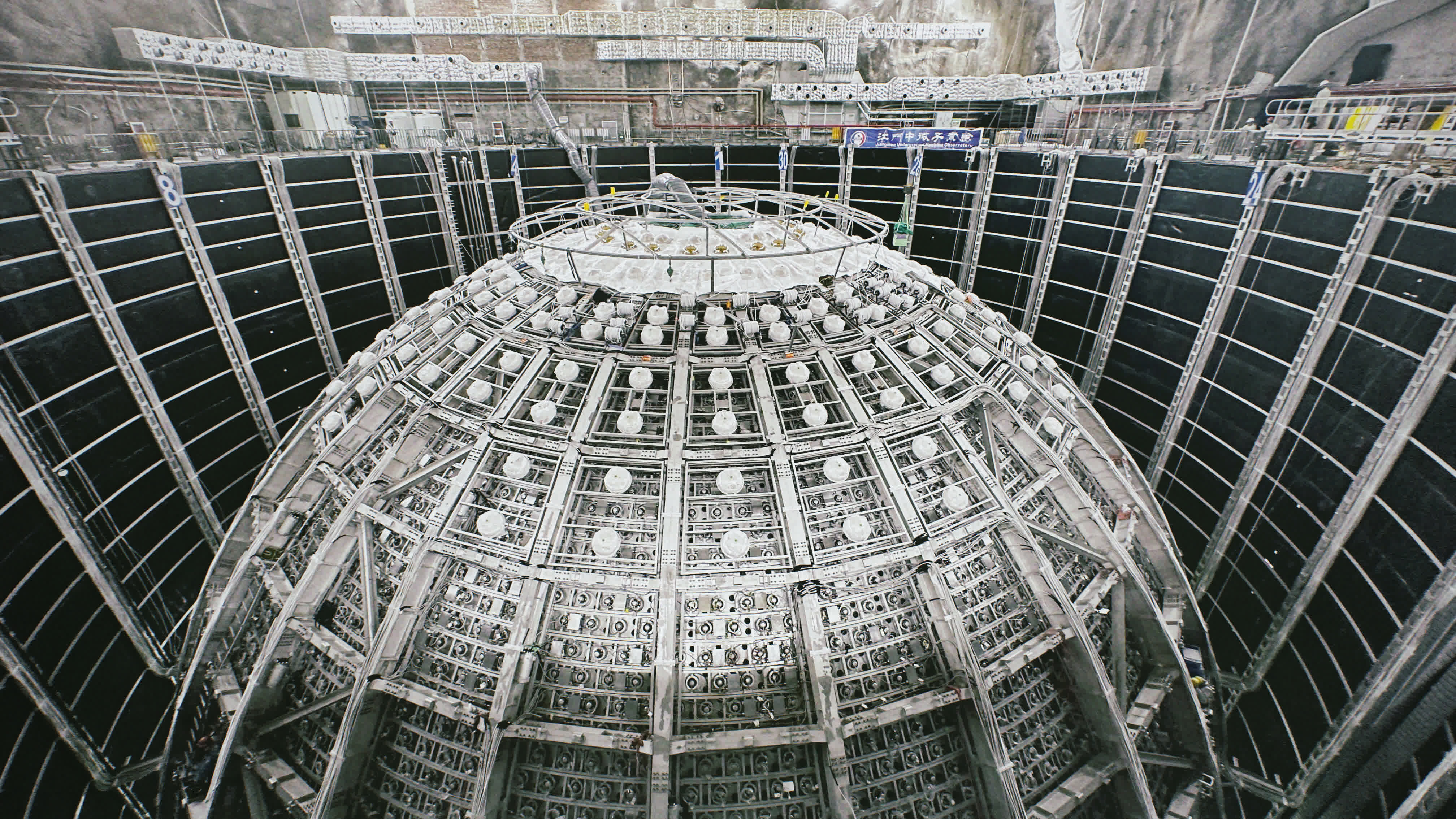 7月22日，廣東省委網信辦聯合廣東省大灣區辦主辦的「未來已來·灣有引力」網絡主題採風活動團隊來到廣東江門開平金雞鎮，探秘位於江門的中微子實驗探測器。

江門中微子實驗站建在地下700米深處，實驗建造的中微子探測器是世界上能量精度最高、規模最大的液體閃爍體探測器。這一實驗的啟動標誌着我國中微子實驗研究從起步到跨越的轉變，研究成果對於人類了解物質微觀的基本結構和宏觀宇宙的起源與演化具有重要意義。