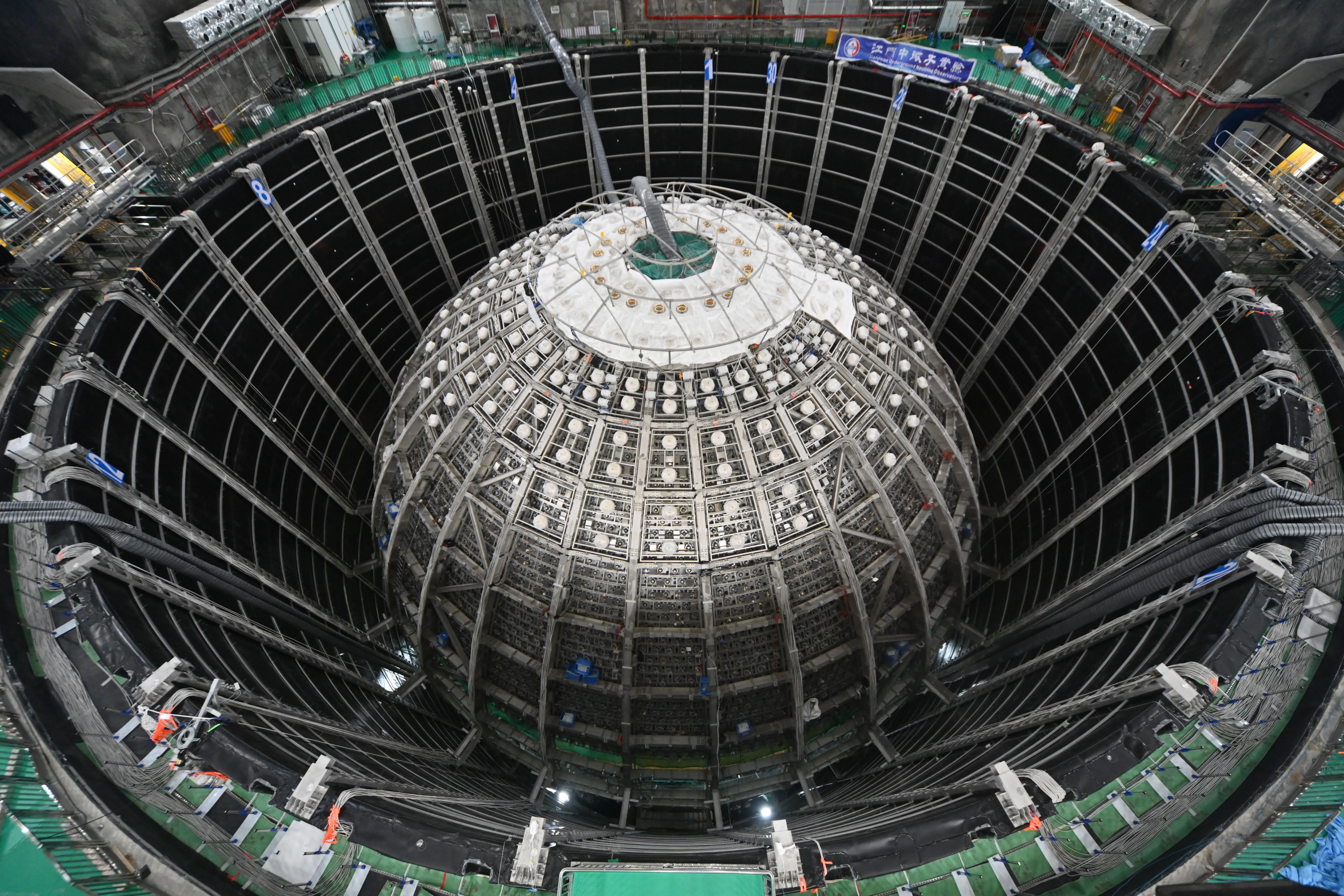 江門中微子實驗室探測器和水池構造。（中國科學院高能物理研究所供圖）