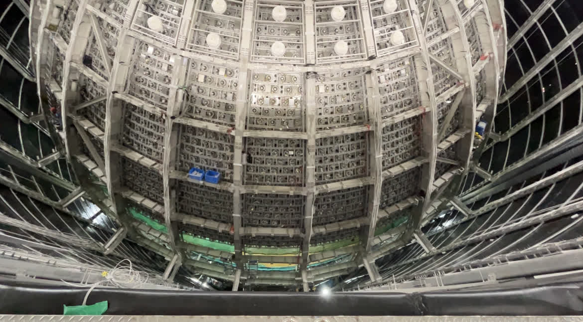 7月22日，廣東省委網信辦聯合廣東省大灣區辦主辦的「未來已來·灣有引力」網絡主題採風活動團隊來到廣東江門開平金雞鎮，探秘位於江門的中微子實驗探測器。

江門中微子實驗站建在地下700米深處，實驗建造的中微子探測器是世界上能量精度最高、規模最大的液體閃爍體探測器。這一實驗的啟動標誌着我國中微子實驗研究從起步到跨越的轉變，研究成果對於人類了解物質微觀的基本結構和宏觀宇宙的起源與演化具有重要意義。