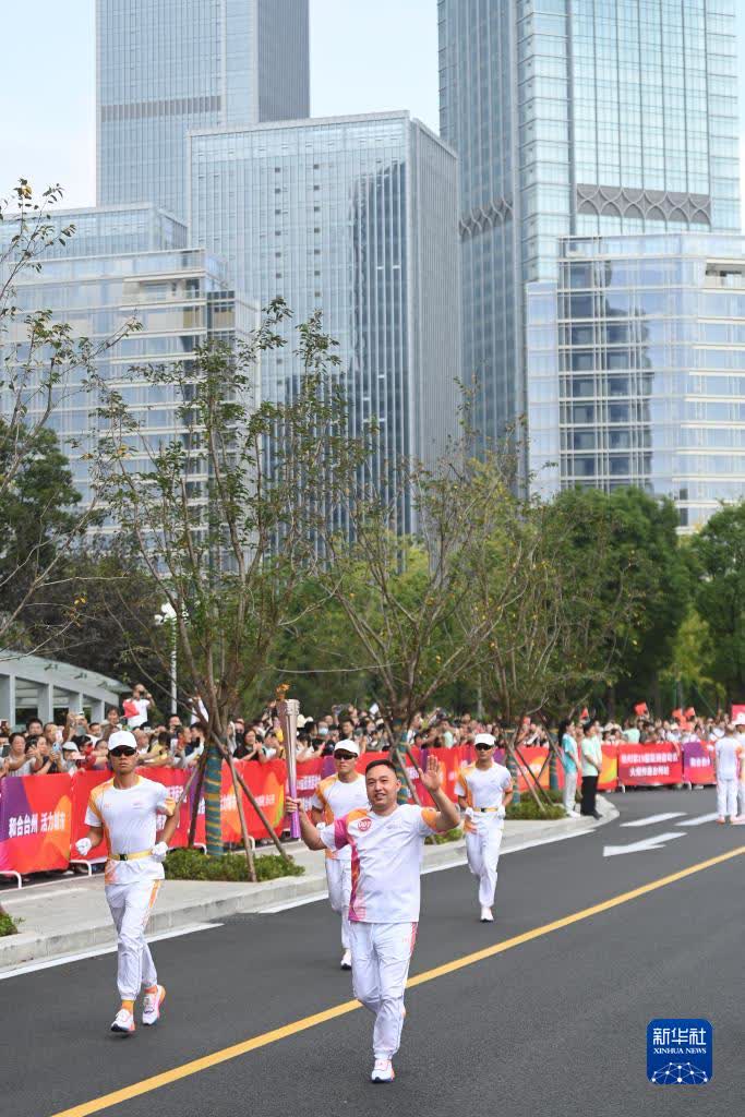 9月14日，火炬手楊文傑在火炬傳遞中。

當日，杭州亞運會火炬在浙江省台州傳遞。（新華社記者黃宗治攝）