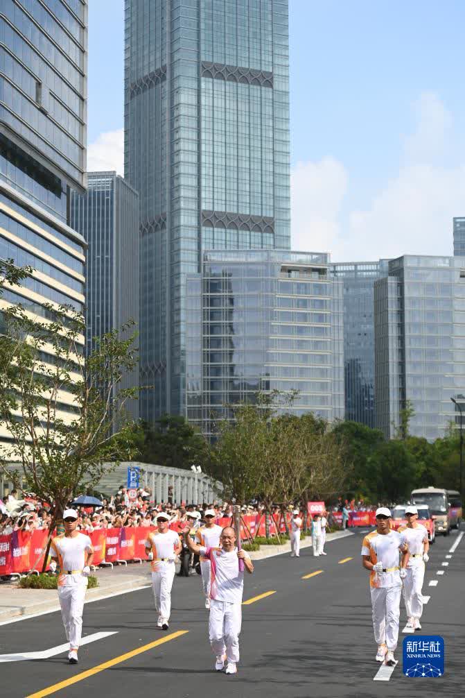 9月14日，火炬手范永升在火炬傳遞中。

當日，杭州亞運會火炬在浙江省台州傳遞。（新華社記者黃宗治攝）