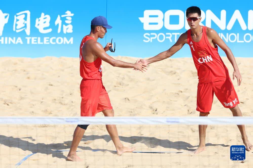 9月19日，中國組合王延偉（右）/李傑在比賽中慶祝。