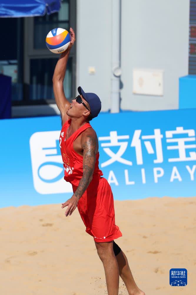 9月19日，中國選手李傑在比賽中發球。