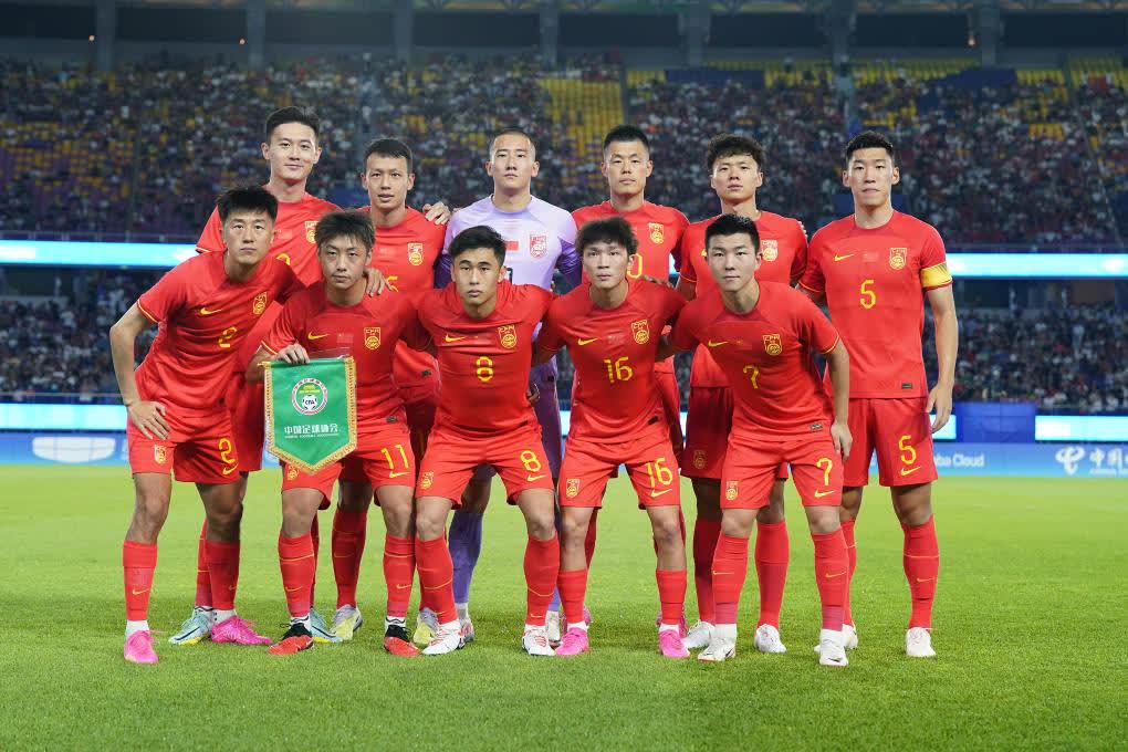 9月19日，中國隊首發球員在比賽前合影。（新華社）