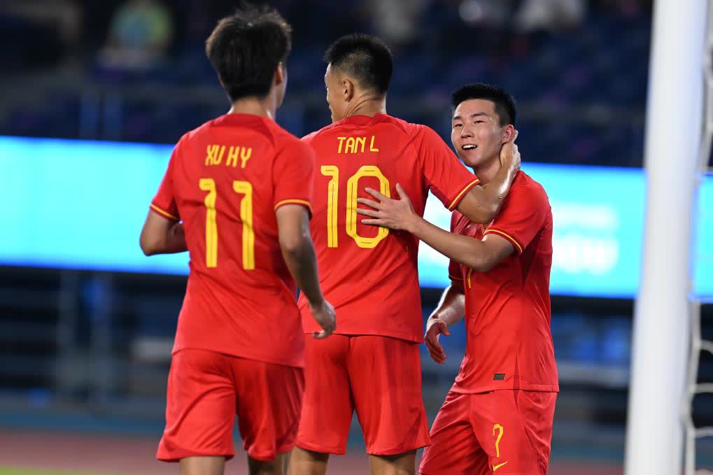 9月19日，中國隊球員陶強龍（右）進球後與隊友慶祝（新華社）